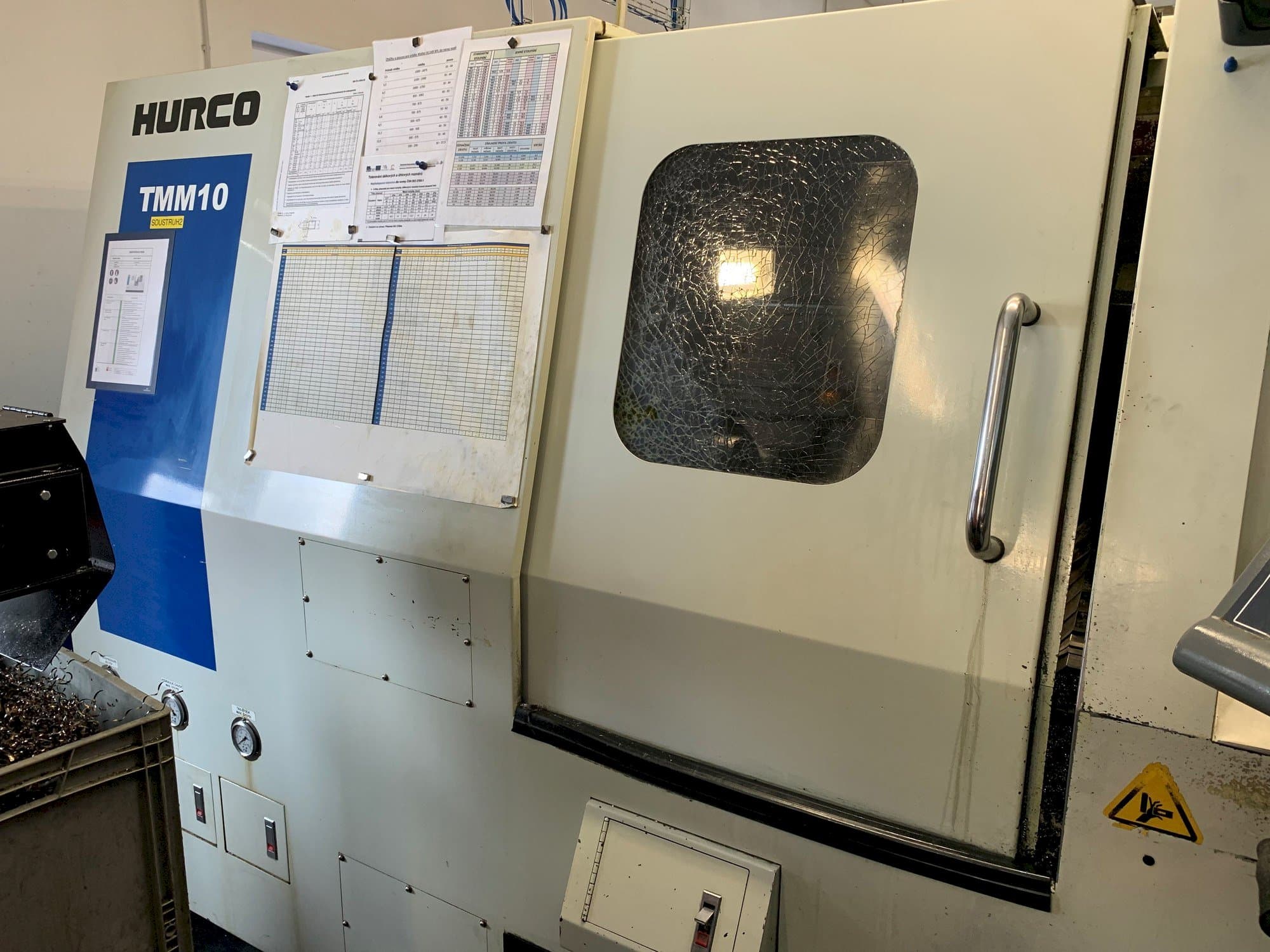 Vista frontal de la máquina Hurco TMM 10