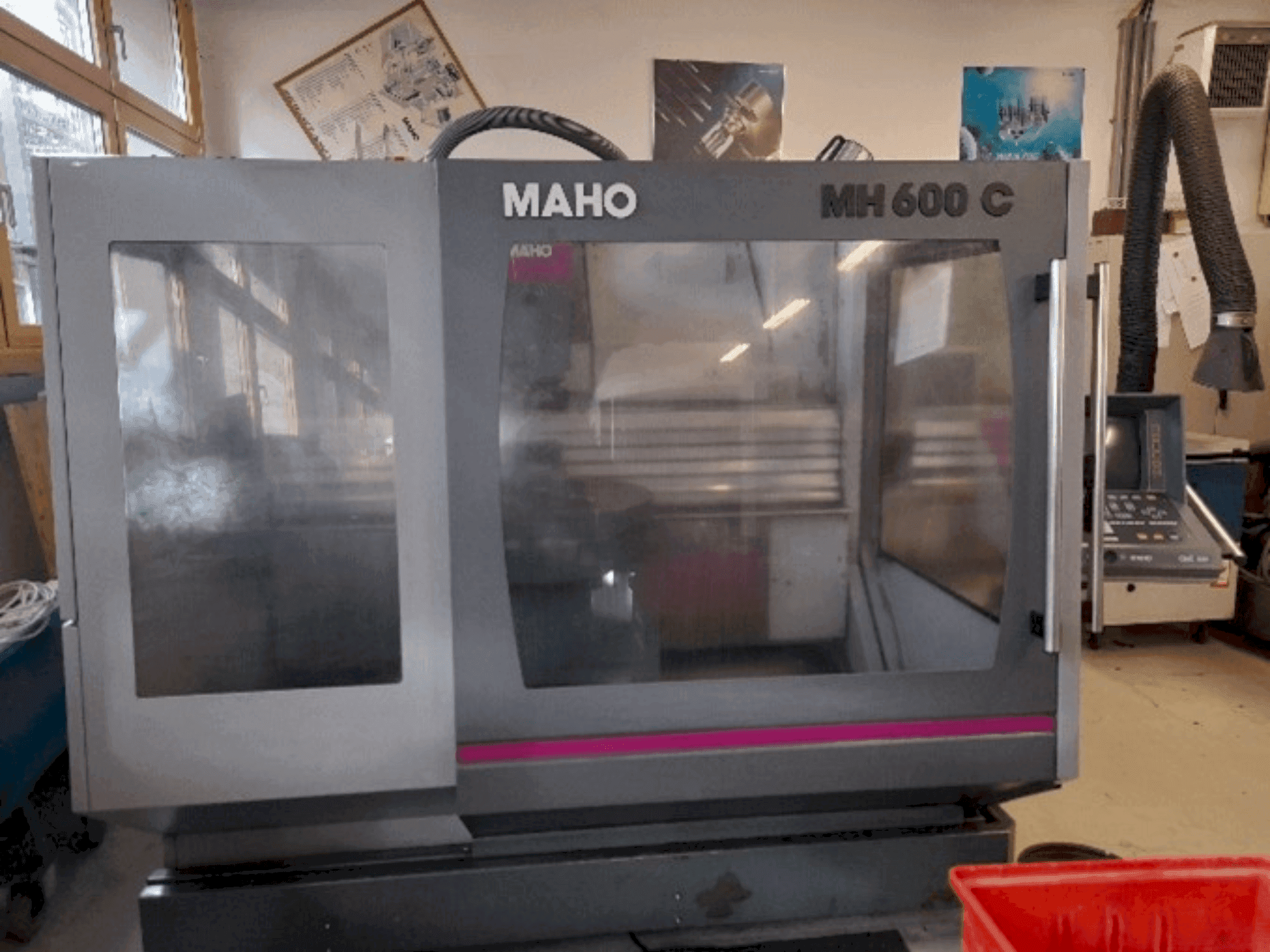 Vista frontal de la máquina MAHO MH 600 C