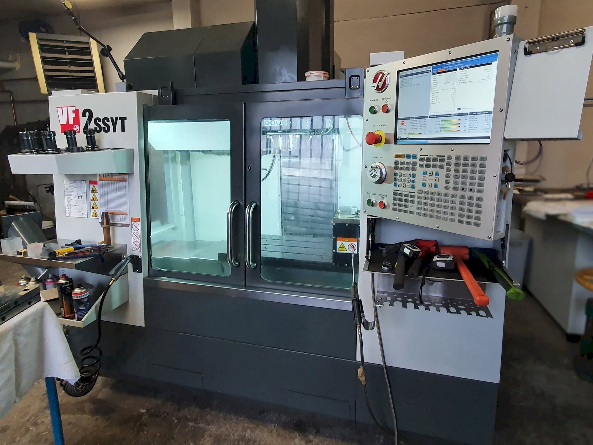 Vista frontal de la máquina HAAS VF-2SSYT