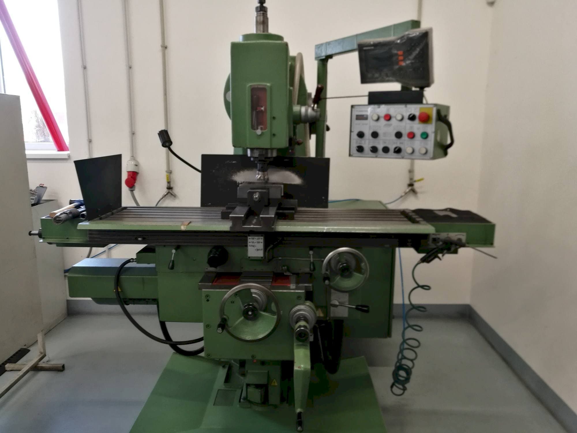 Vista frontal de la máquina TOS FGV 32