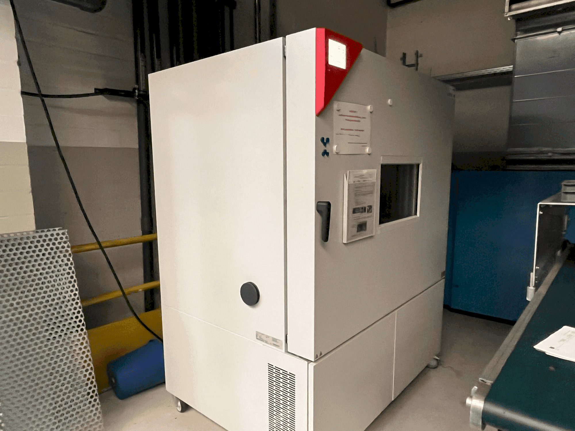 Vista frontal de la máquina BINDER MKFT 720