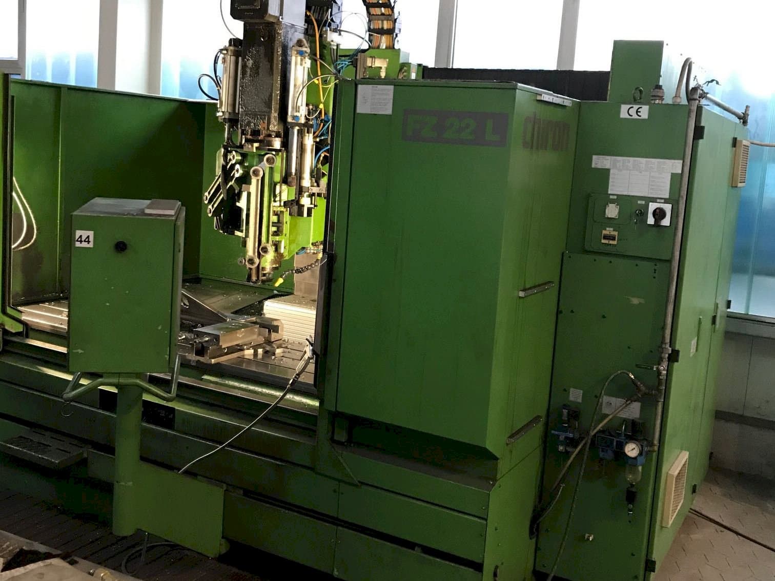 Vista frontal de la máquina CHIRON FZ 22 L