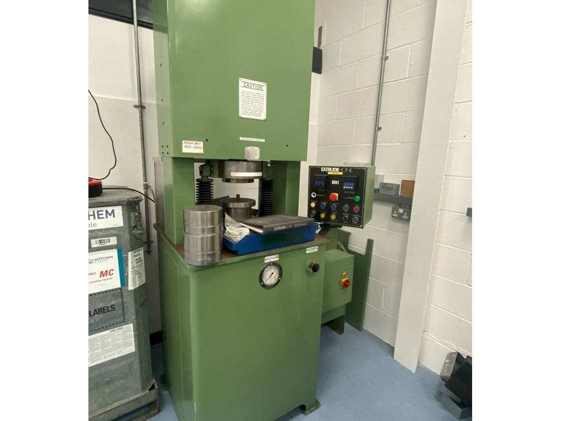 Vista frontal de la máquina Extrude Hone Vector Series