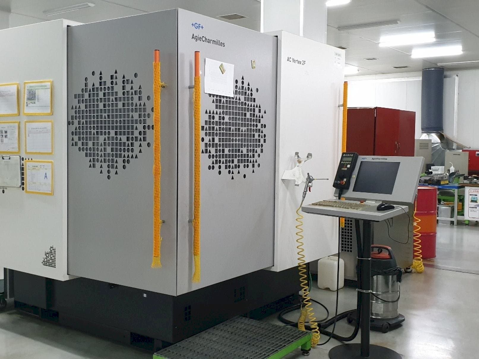 Vista frontal de la máquina AgieCharmilles AC VERTEX 2F