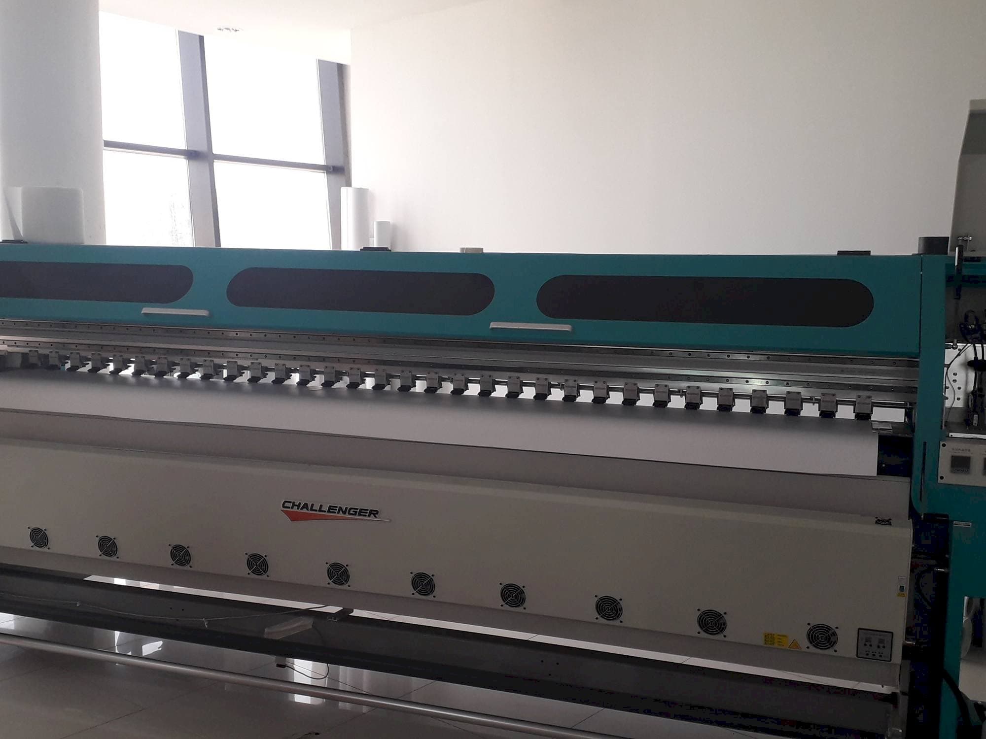 Vista frontal de la máquina Challenger FY-3200AT Plus-H4