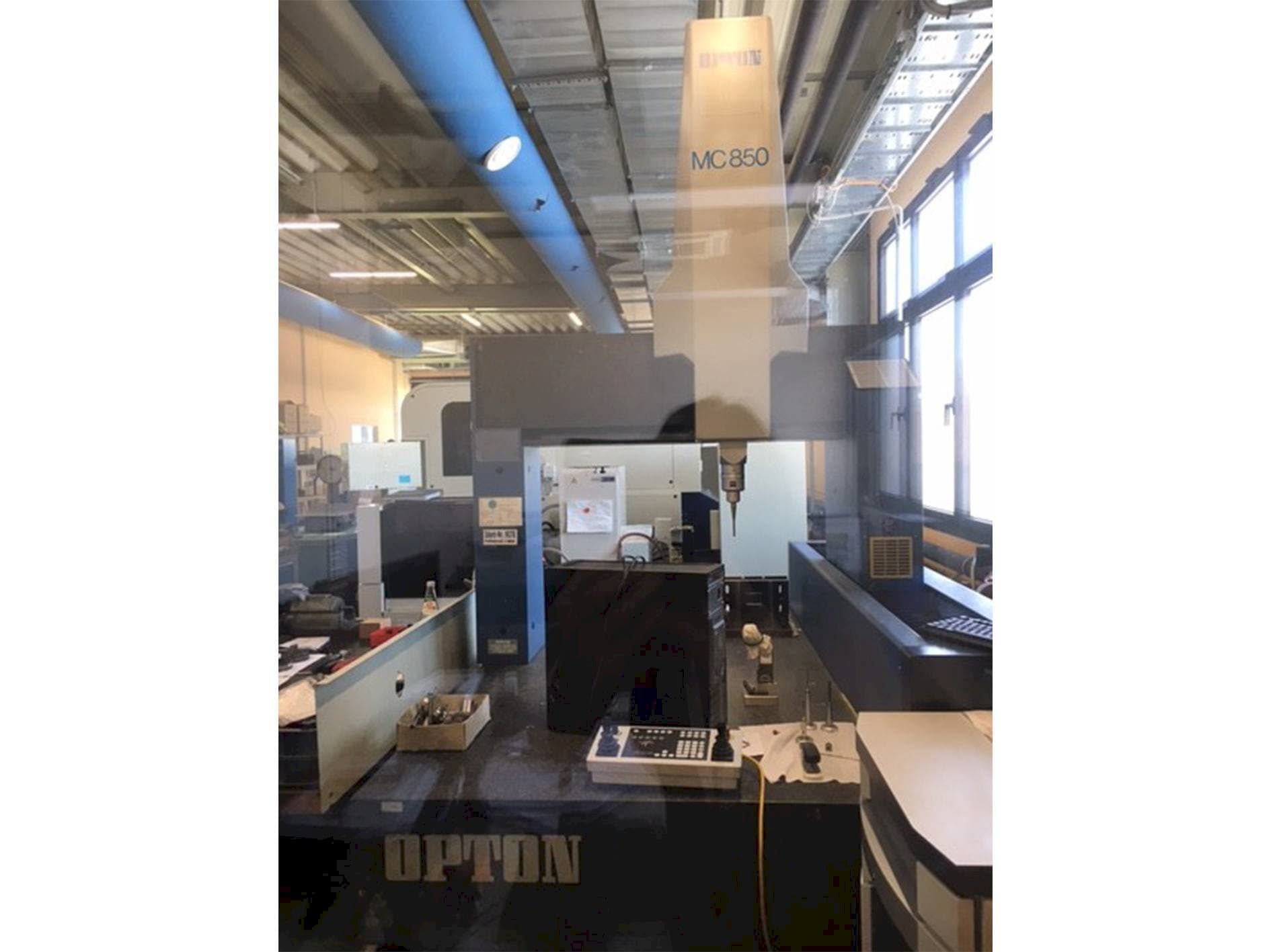 Vista frontal de la máquina ZEISS Opton MC 850