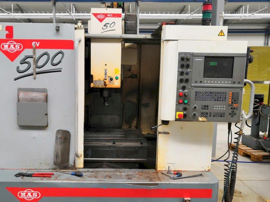 Vista frontal de la máquina KOVOSVIT MAS MCV 500 CNC