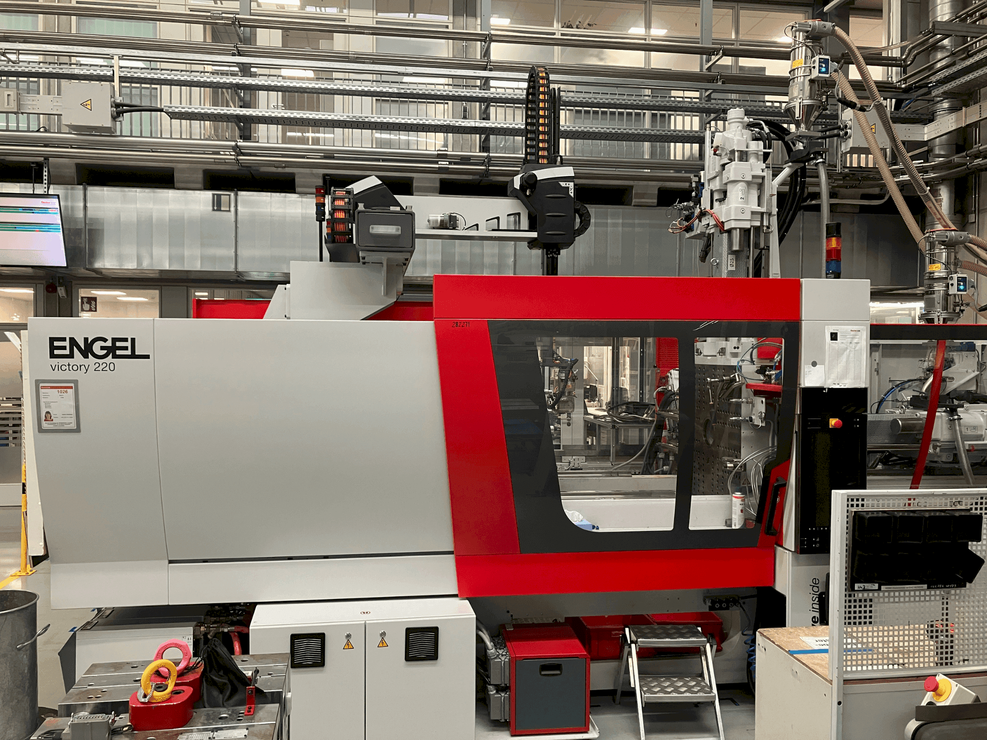 Vista frontal de la máquina Engel victory 500H/200V/220 combi