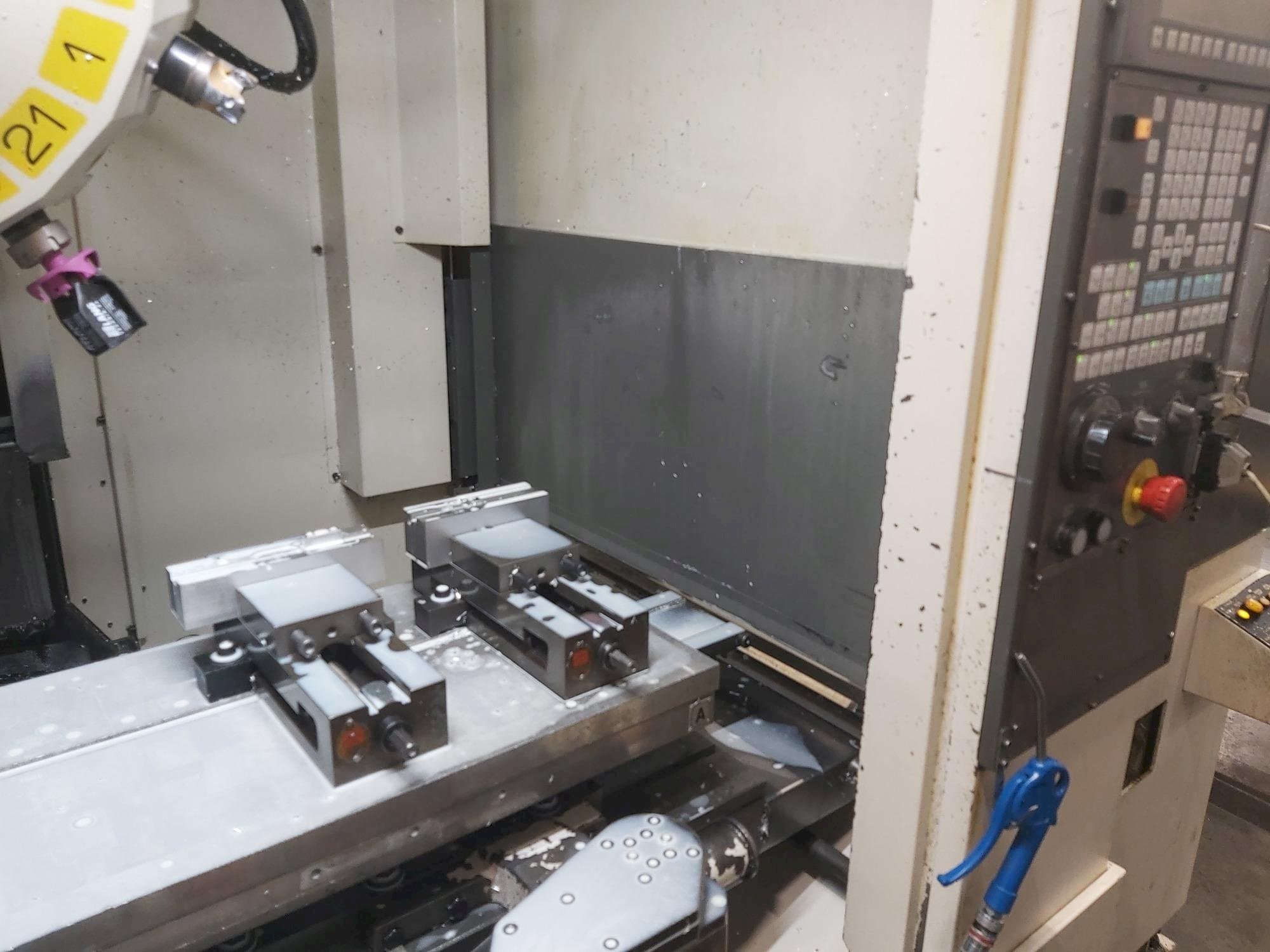 Vista frontal de la máquina FANUC Robodrill Alpha T21iE