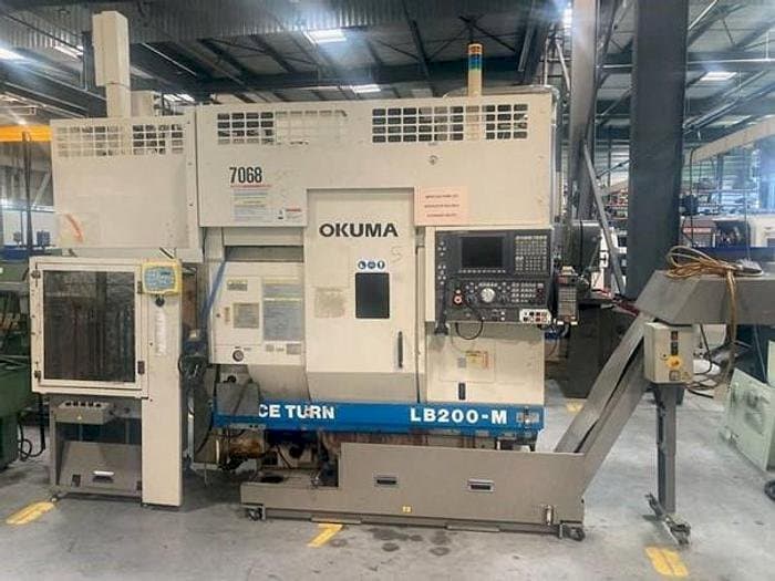 Vista frontal de la máquina Okuma LB 200M