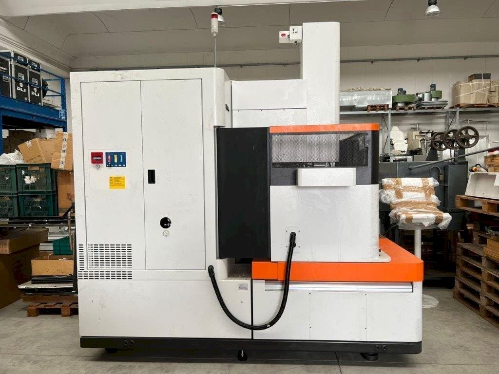 Vista frontal de la máquina AgieCharmilles FORM 30