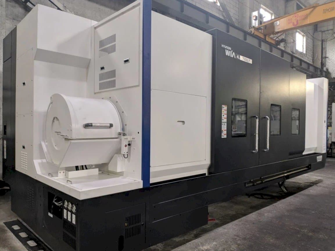 Vista frontal de la máquina Hyundai Wia KL 7000 LY