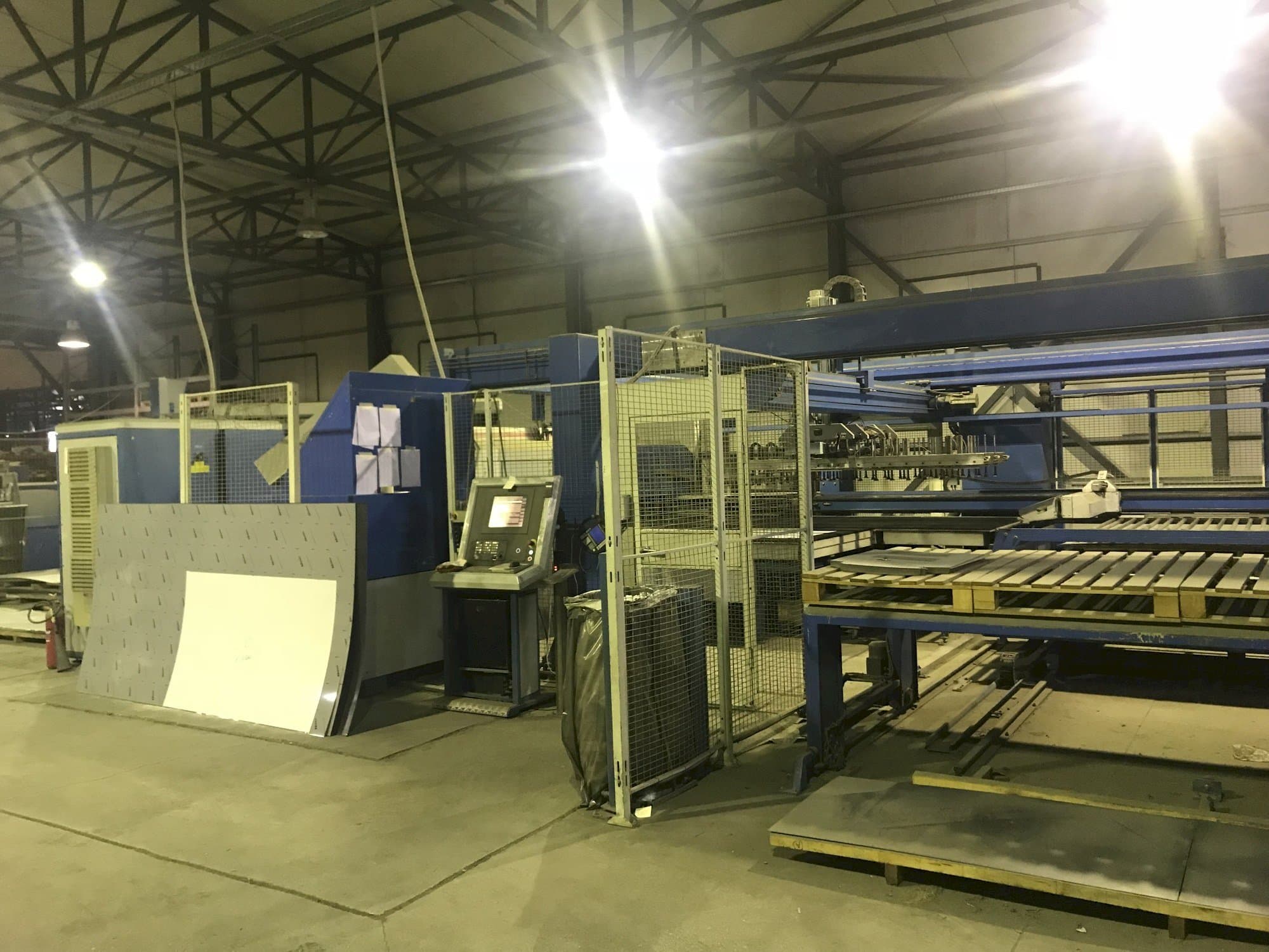 Vista frontal de la máquina Finn-Power LP6