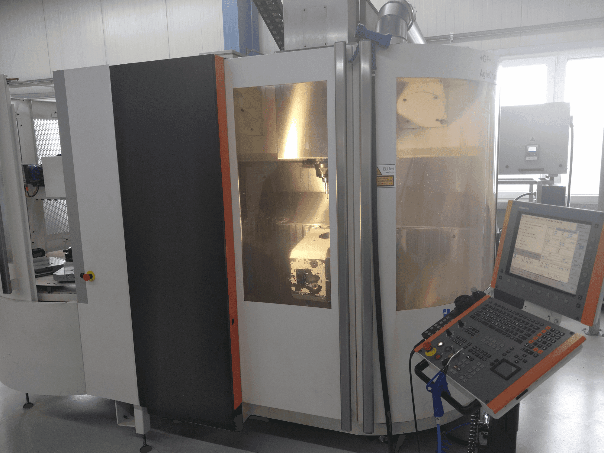 Vista frontal de la máquina +GF+ AGIE CHARMILLES MIKRON UCP 600 Vario