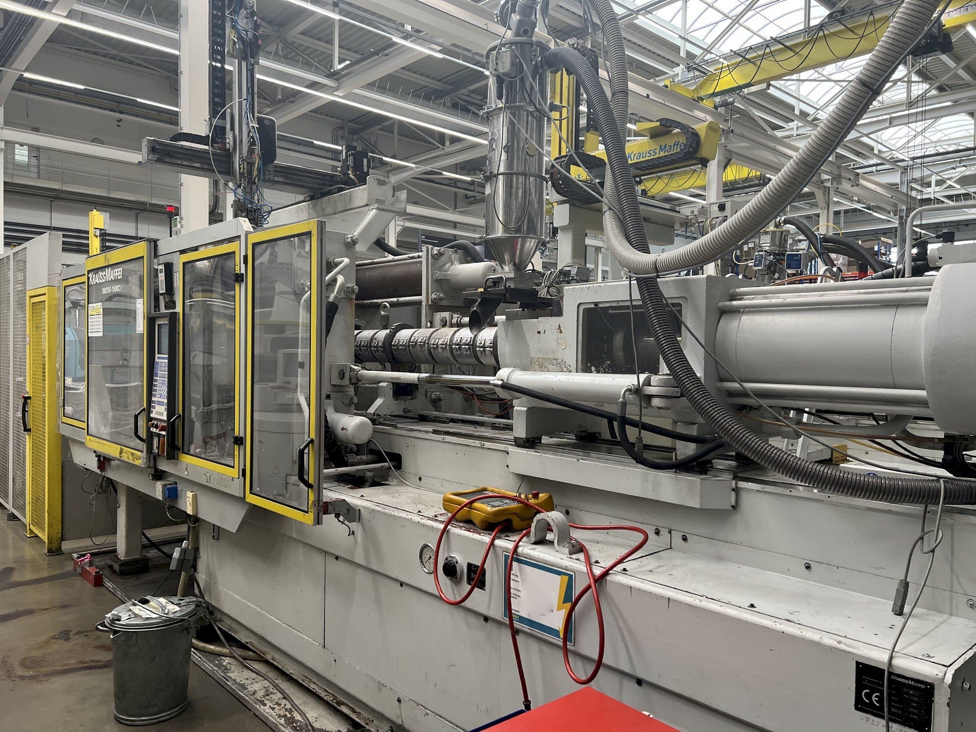 Vista frontal de la máquina Krauss Maffei KM 250