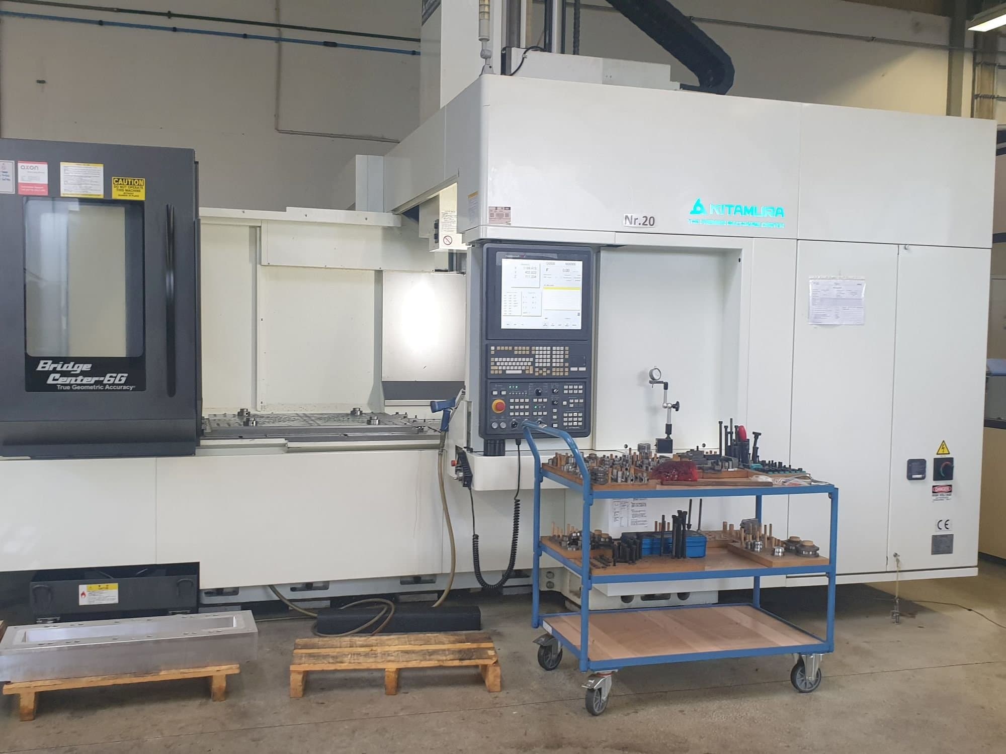 Vista frontal de la máquina Kitamura Bridge Center 6G