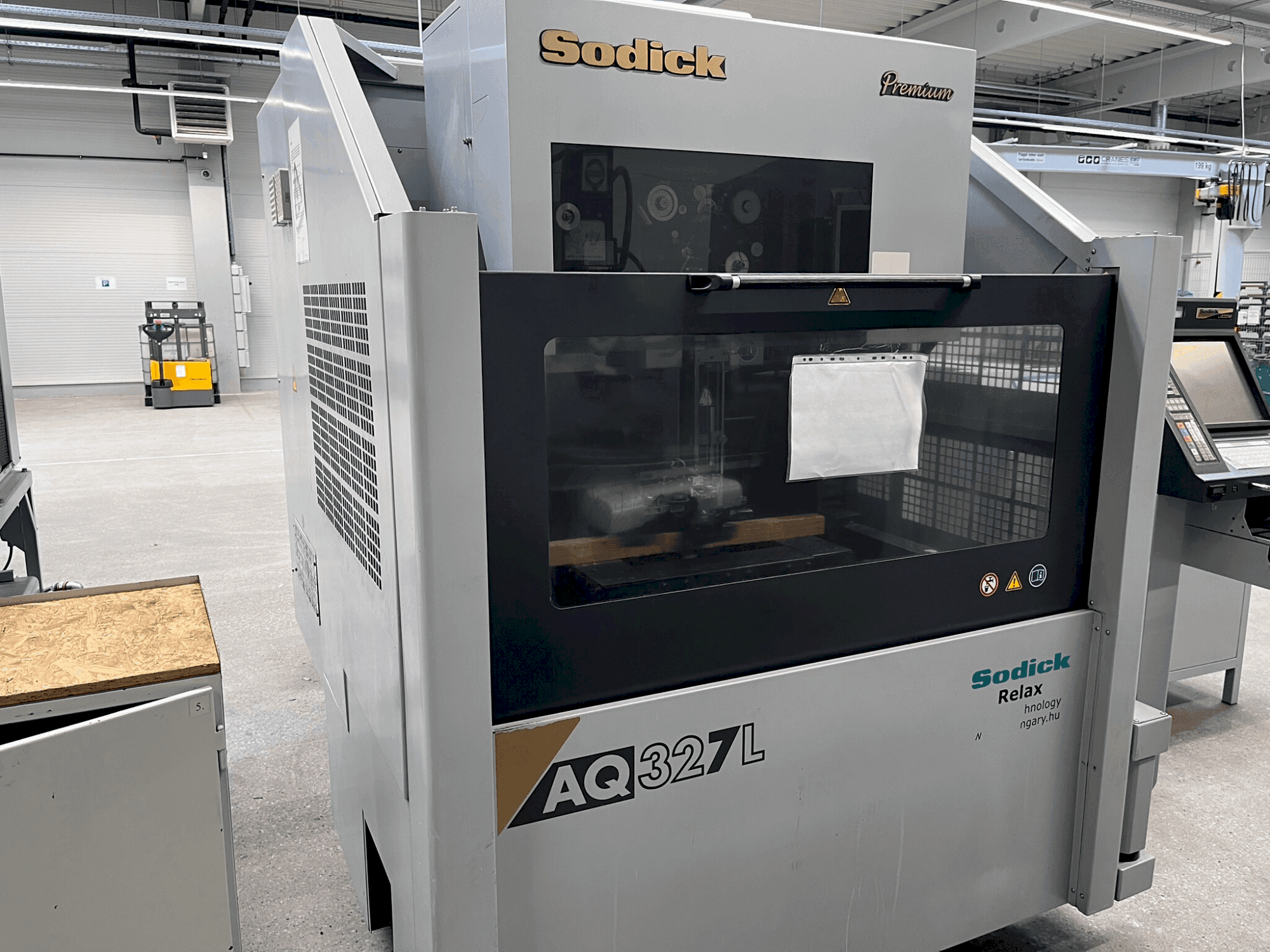 Vista frontal de la máquina Sodick AQ327L