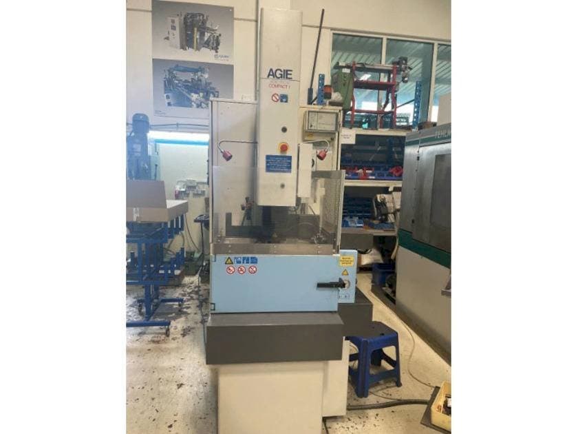 Vista frontal de la máquina AGIE Agietron Compact 1