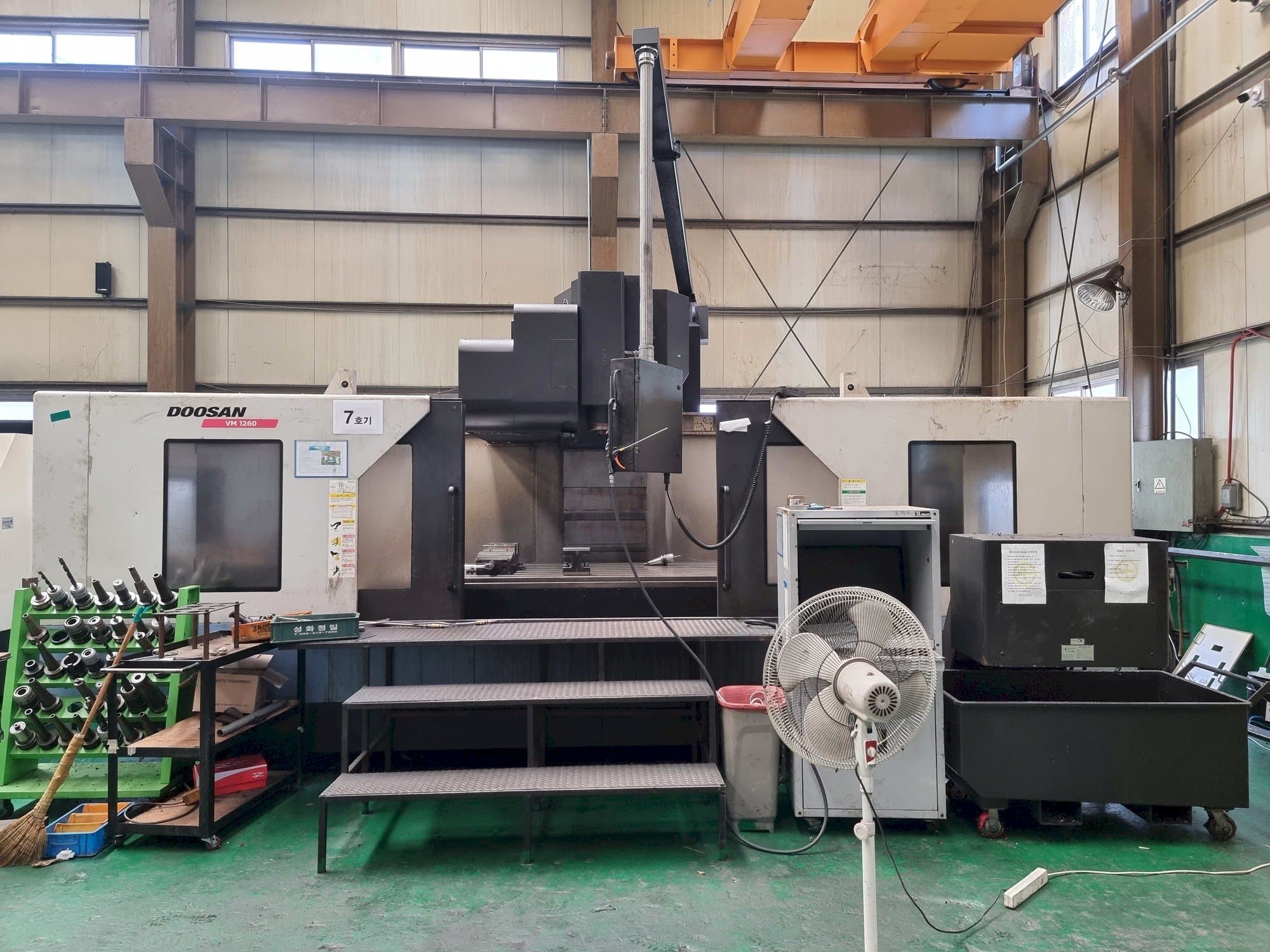 Vista frontal de la máquina Doosan VM1260