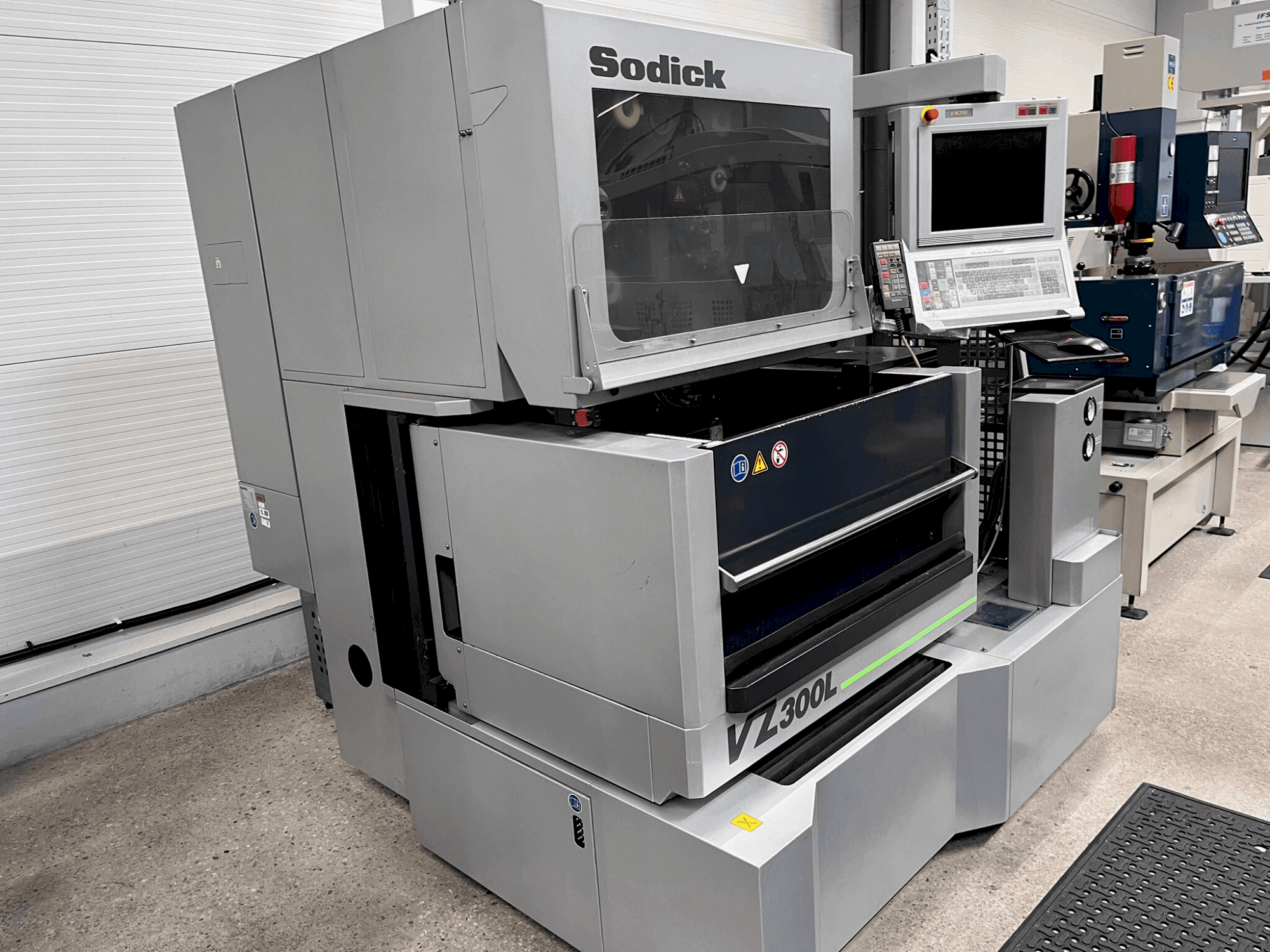 Vista lateral izquierda de la máquina Sodick VZ 300L