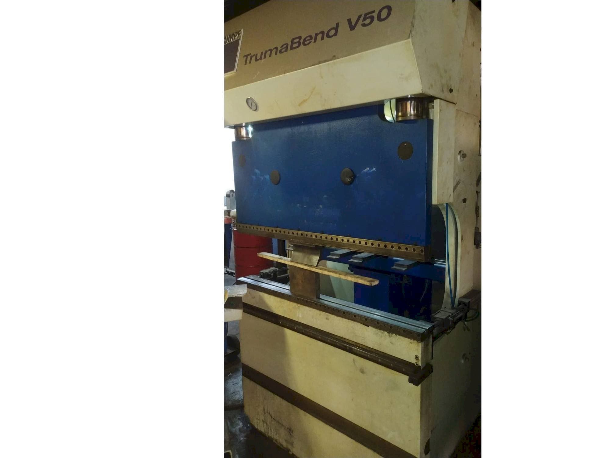 Vista frontal de la máquina Trumpf TrumaBend V50
