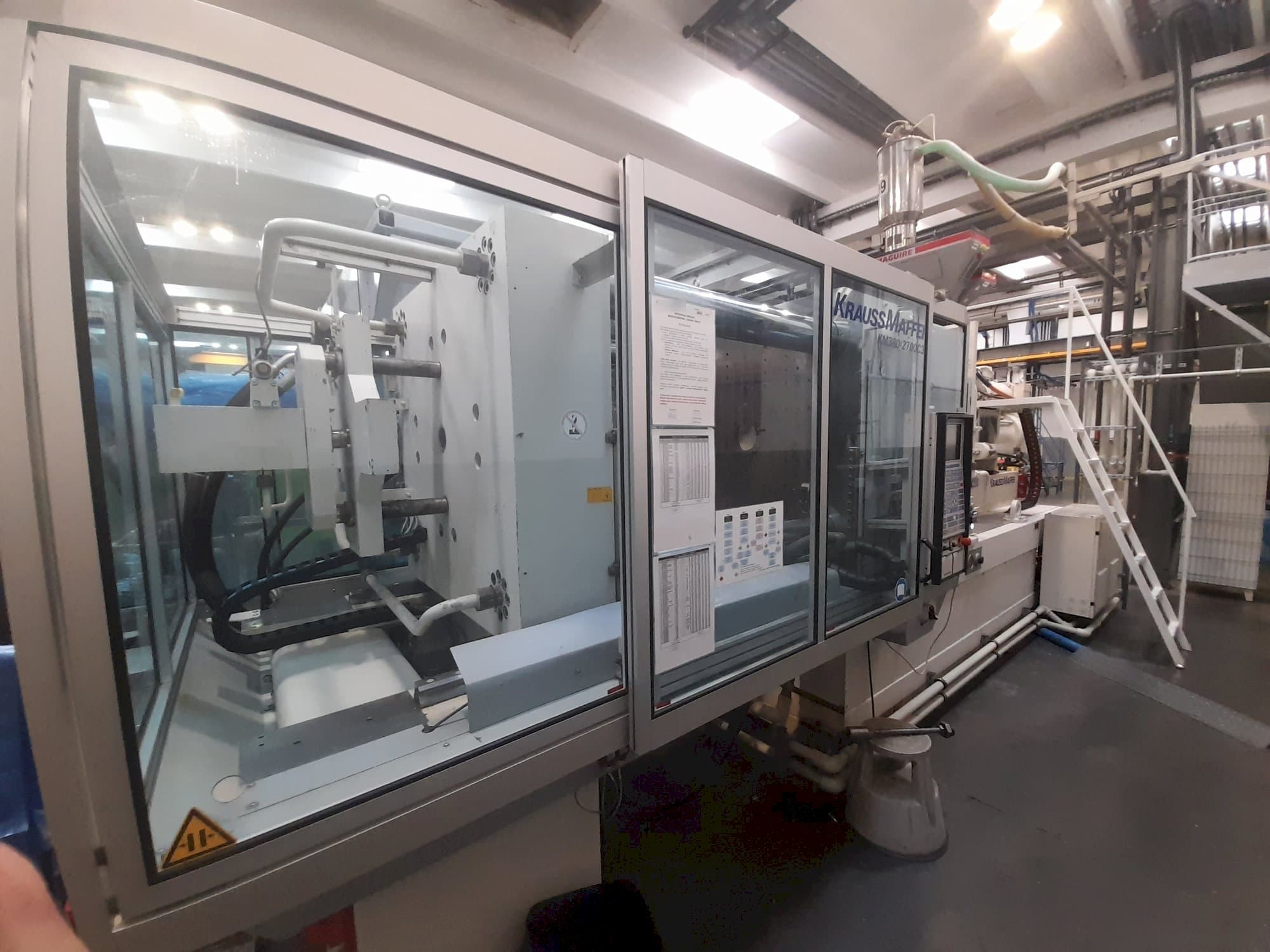 Vista lateral izquierda de la máquina Krauss Maffei 380-2700 C3