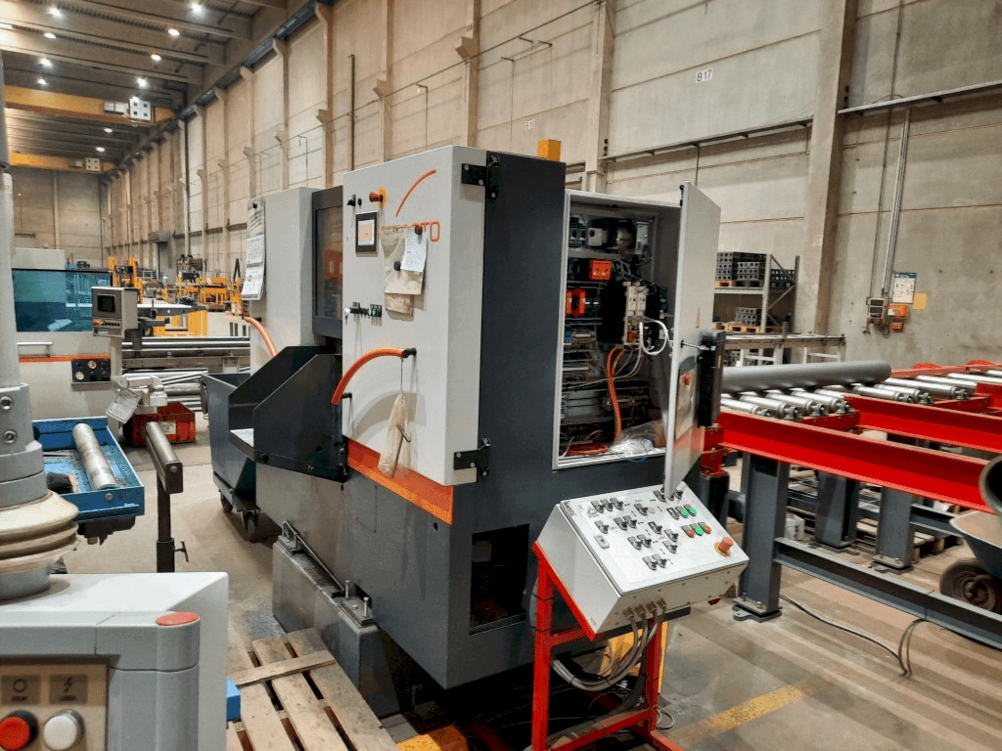 Vista frontal de la máquina KASTO WIN A3.3