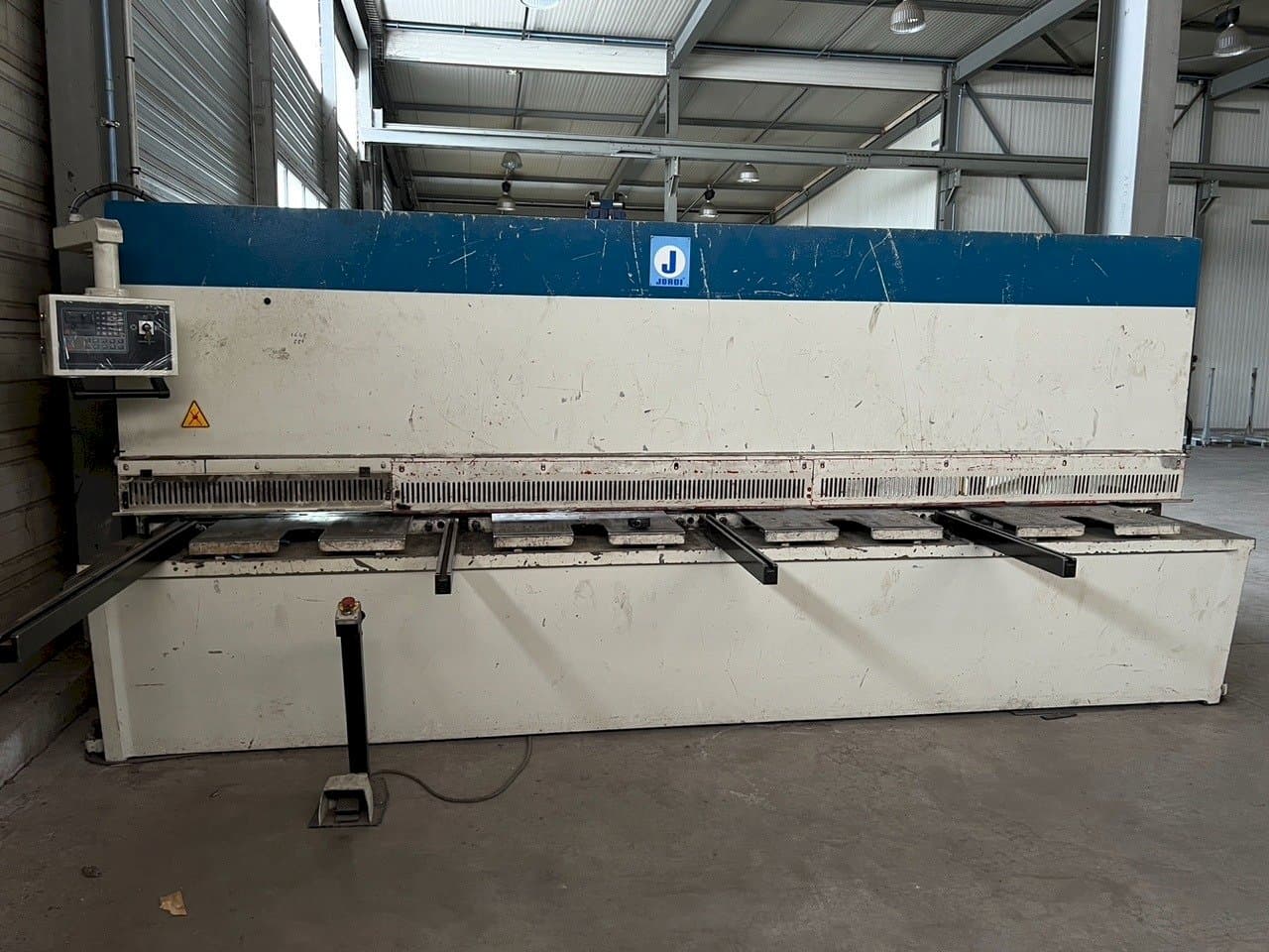 Vista frontal de la máquina JORDI CH 413