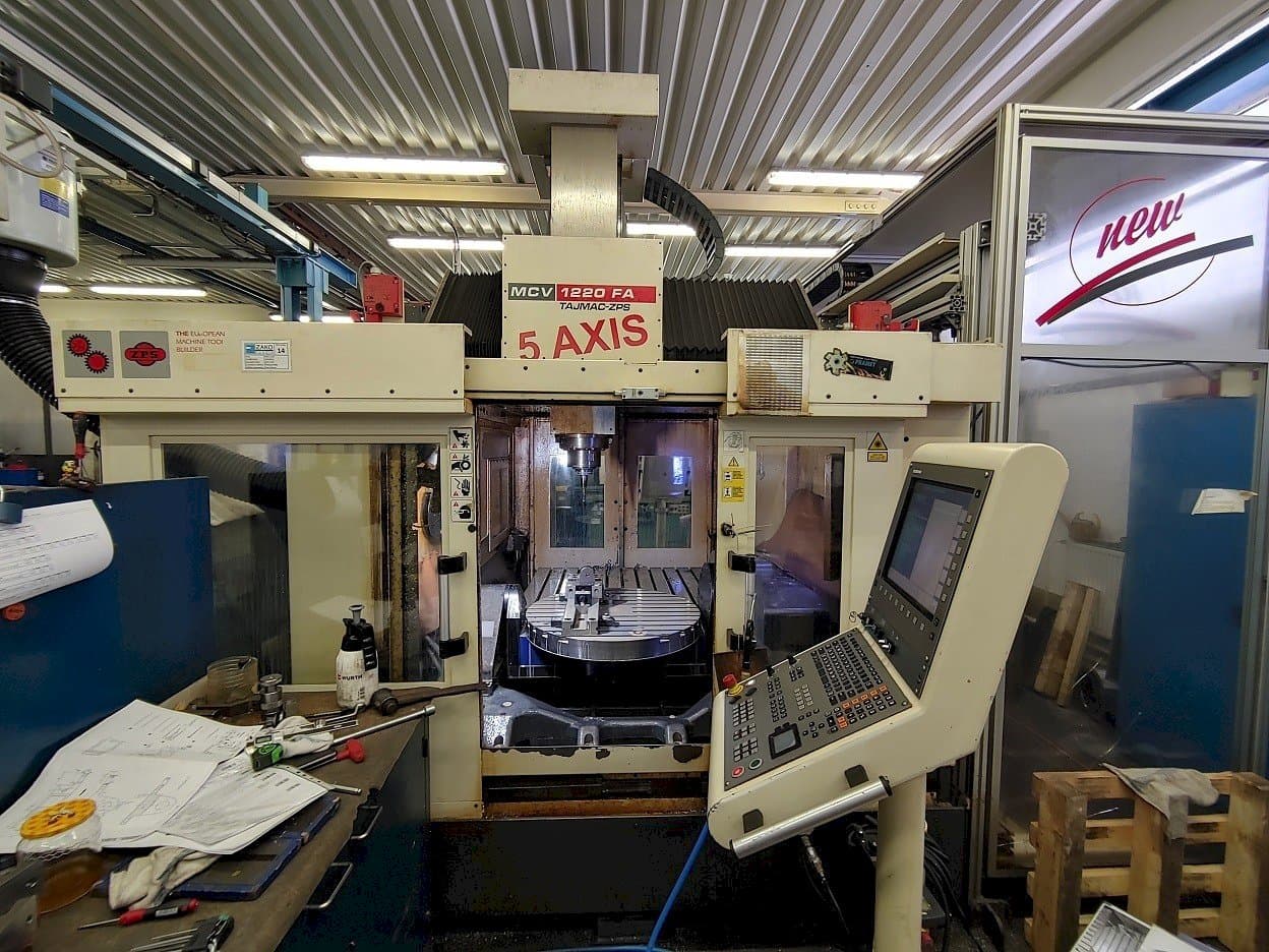 Vista frontal de la máquina TAJMAC-ZPS MCV 1220