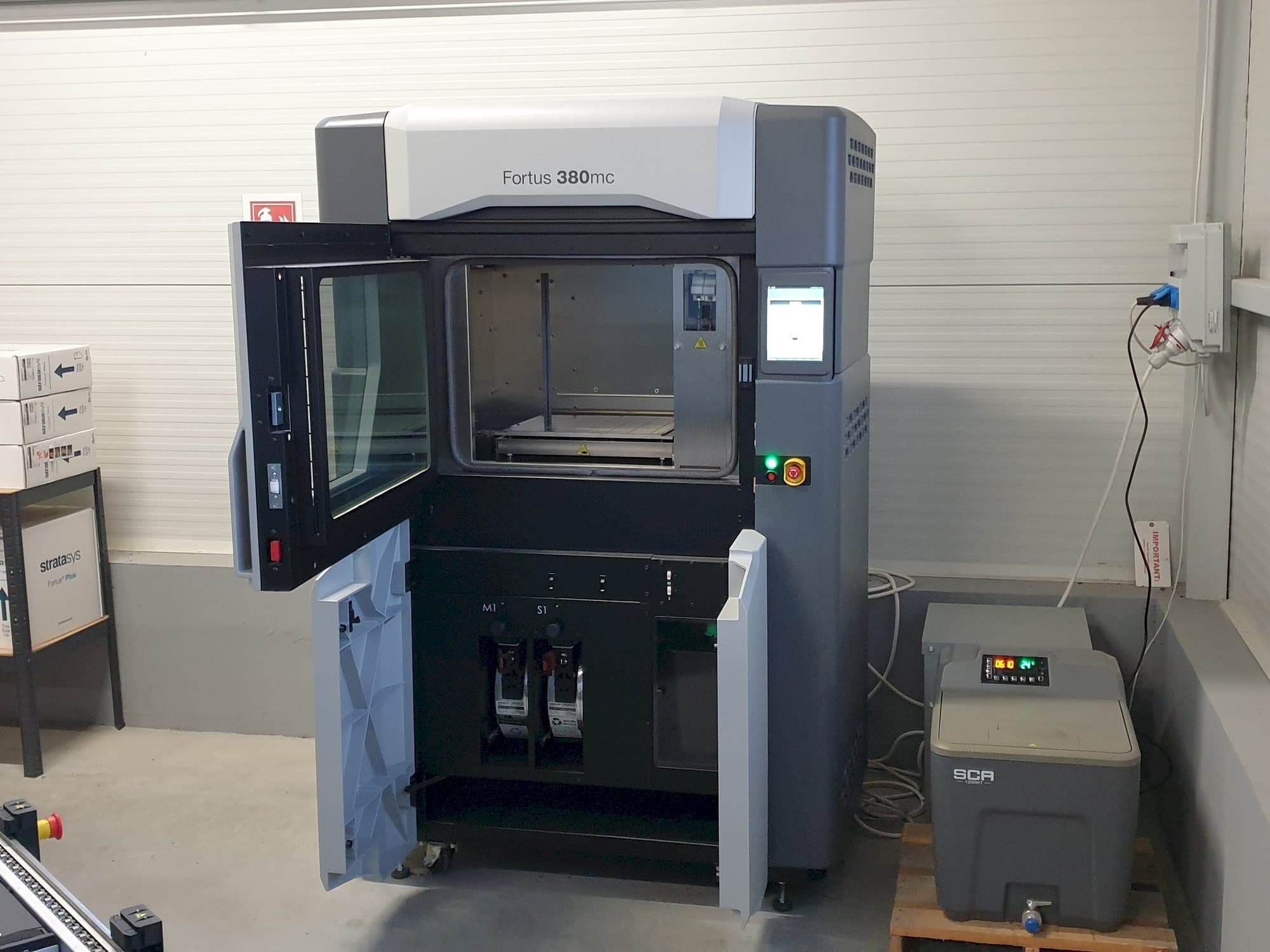 Vista frontal de la máquina Stratasys Fortus 380mc