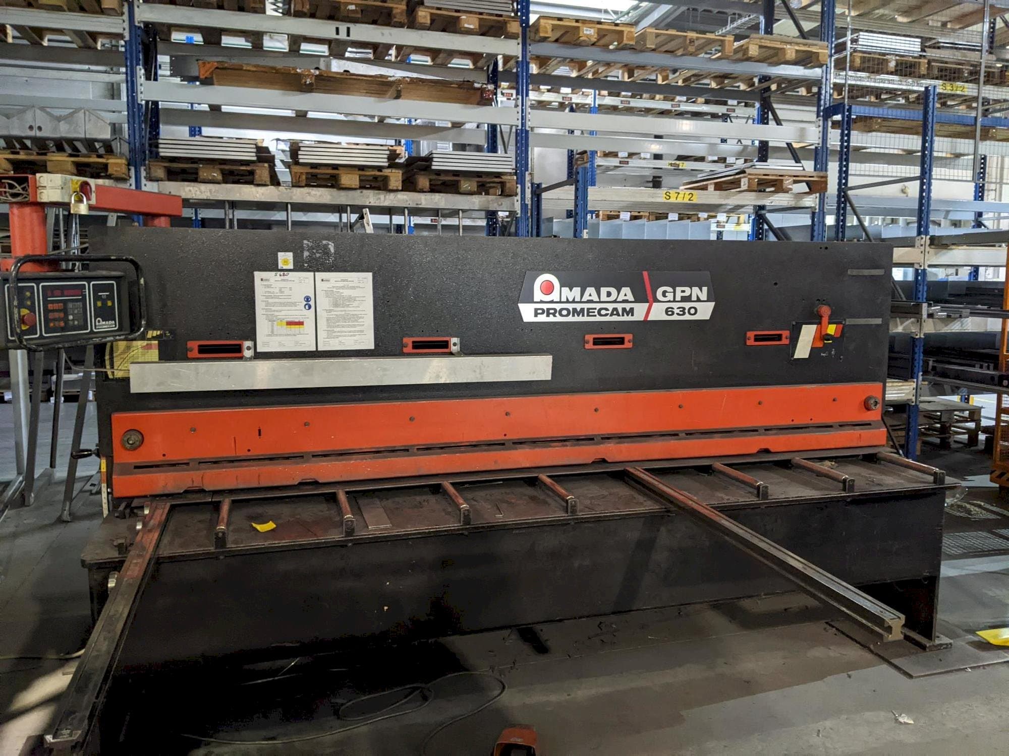 Vista frontal de la máquina AMADA Promecam Gpn 630