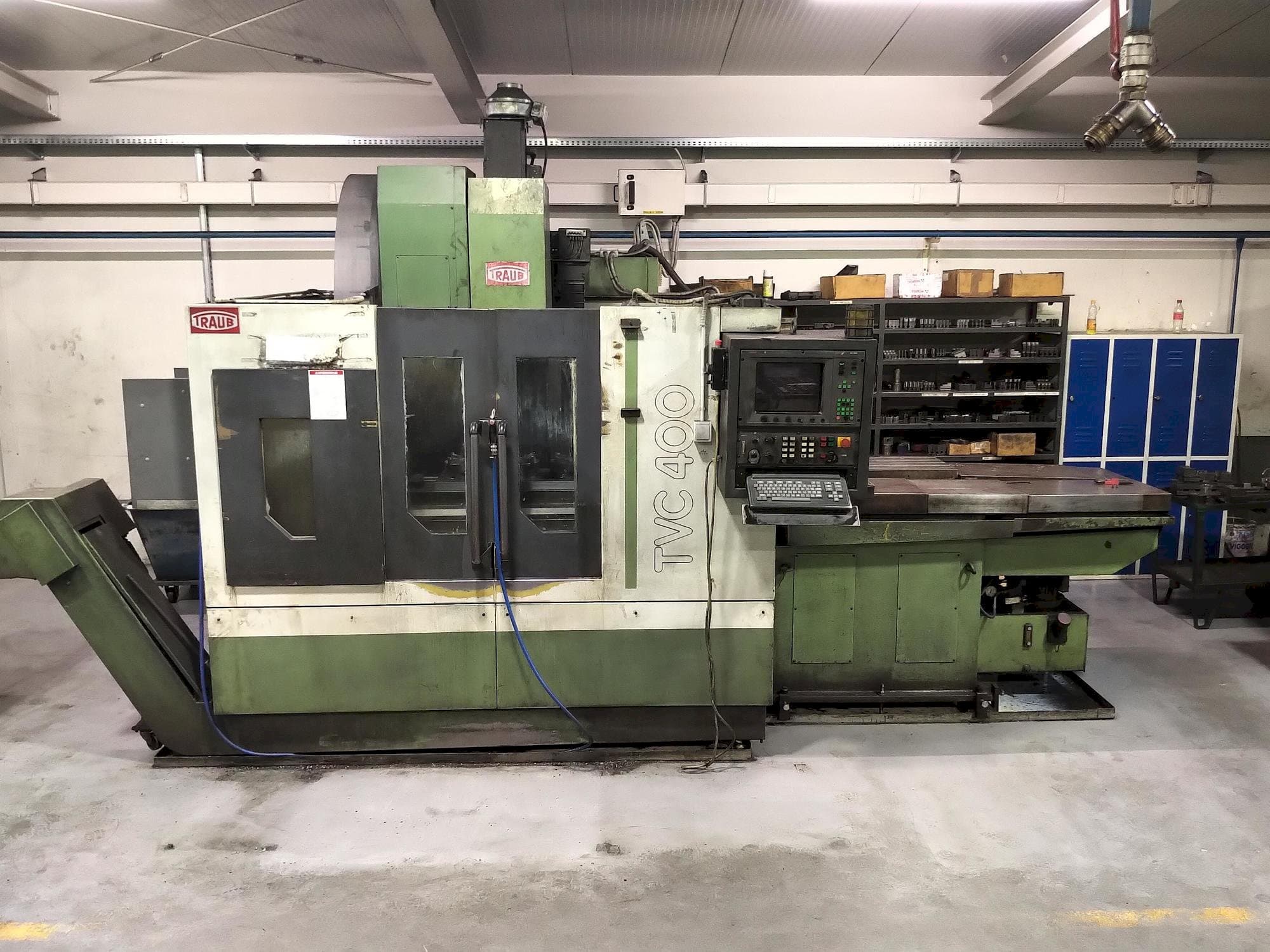 Vista frontal de la máquina TRAUB TVC 400 P