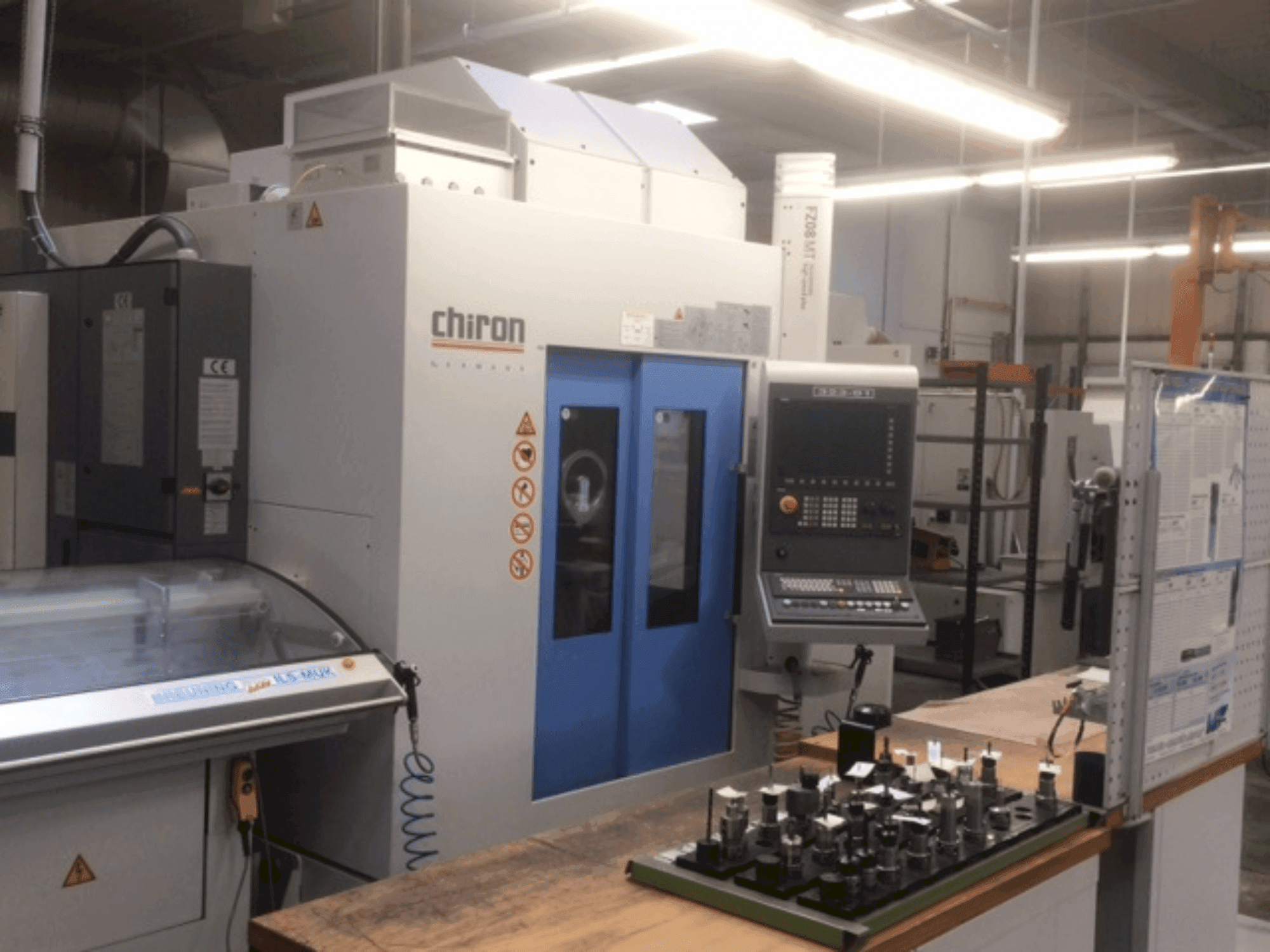 Vista frontal de la máquina CHIRON FZ08 MT (2011)