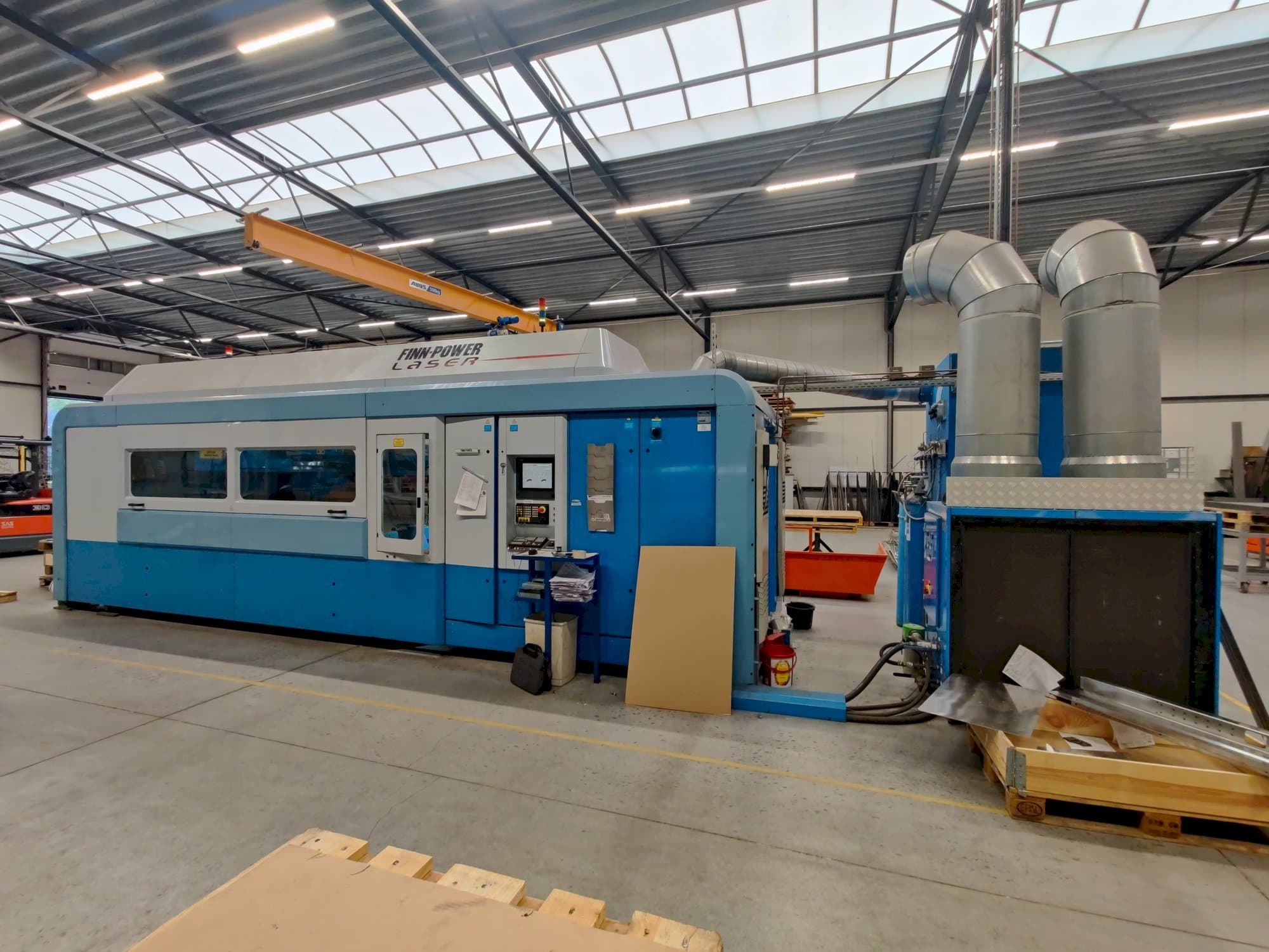 Vista frontal de la máquina Finn-Power FPL6-B