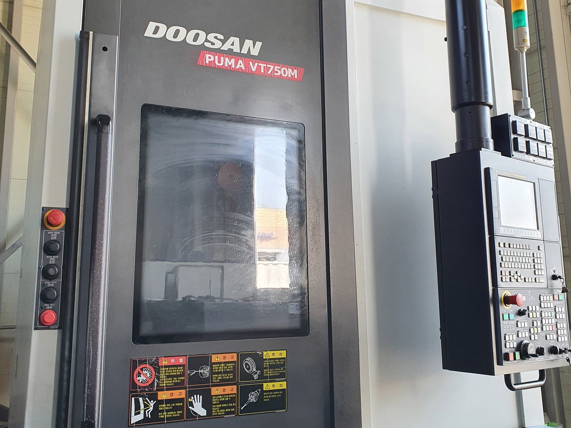 Vista frontal de la máquina Doosan VT750M