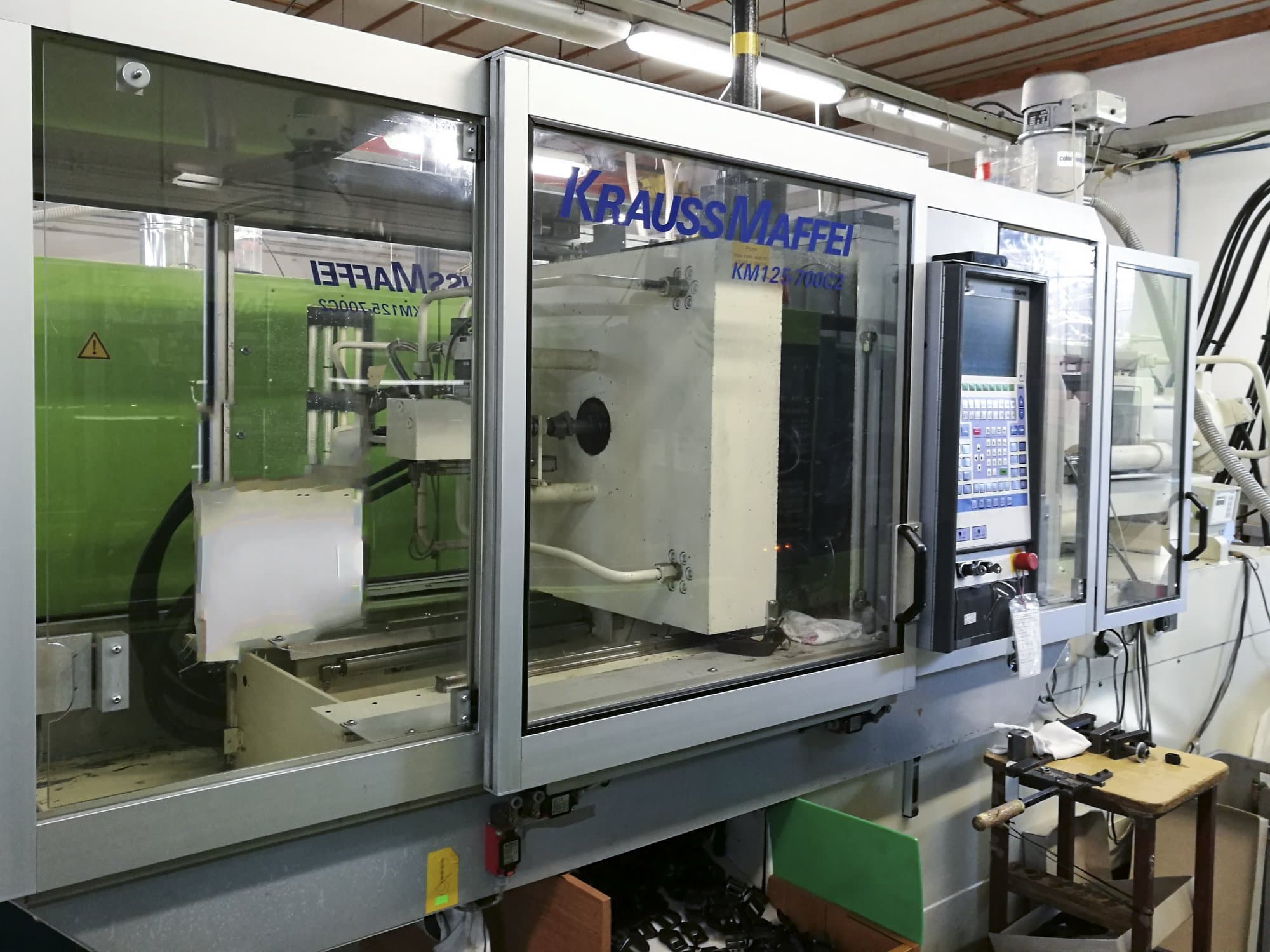 Vista izquierda de la máquina Krauss Maffei 125-700 C2