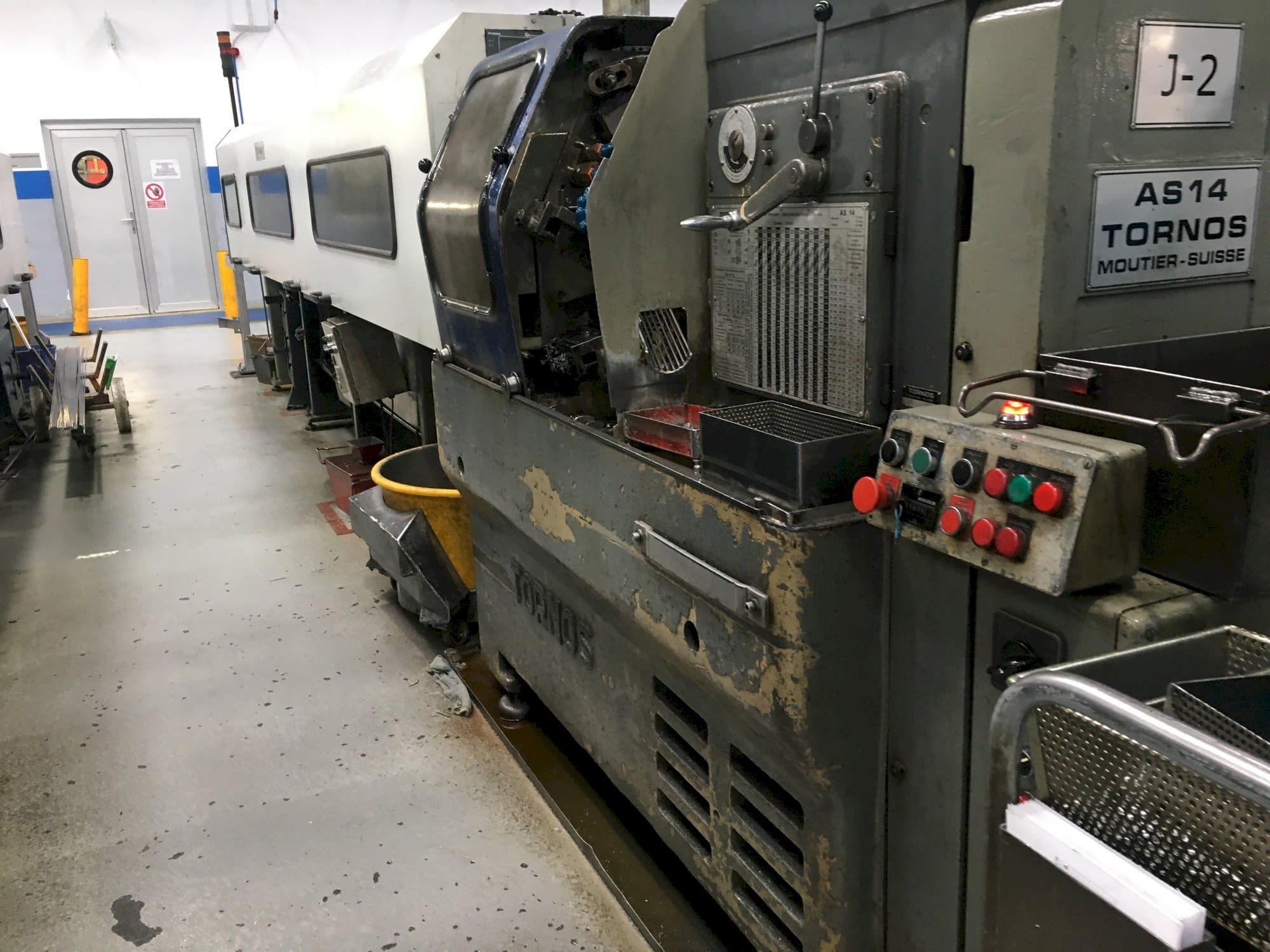 Vista frontal de la máquina Tornos-Moutier Suisse AS 14