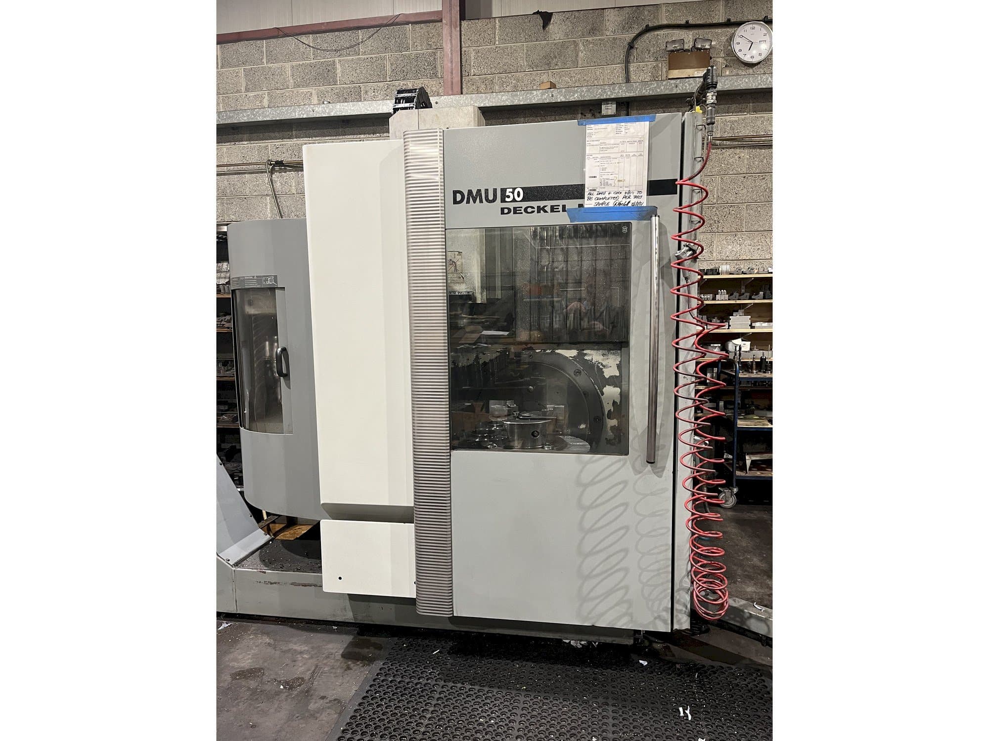 Vista frontal de la máquina DECKEL MAHO DMU 50