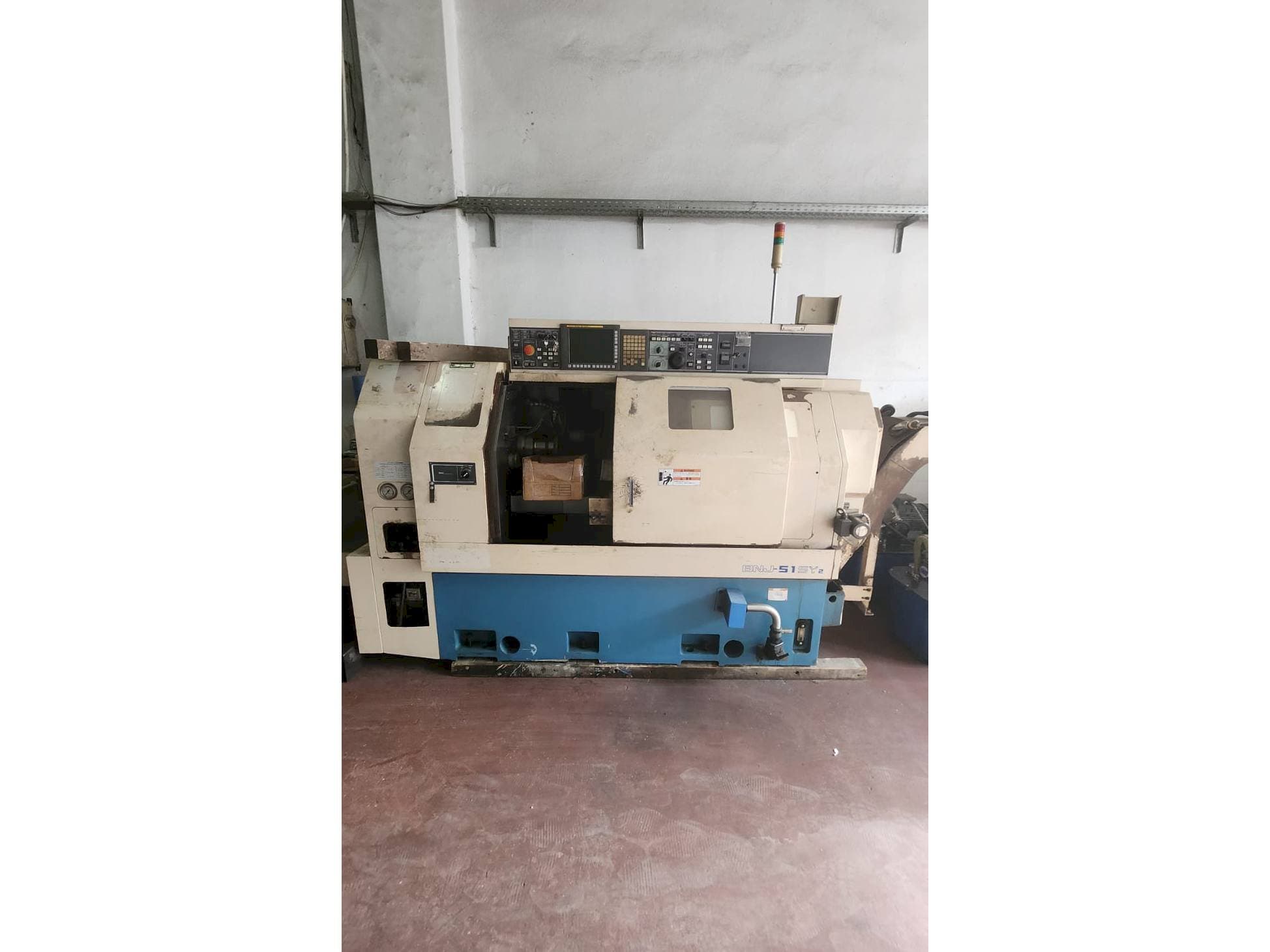 Vista frontal de la máquina Miyano BNJ 42 SY