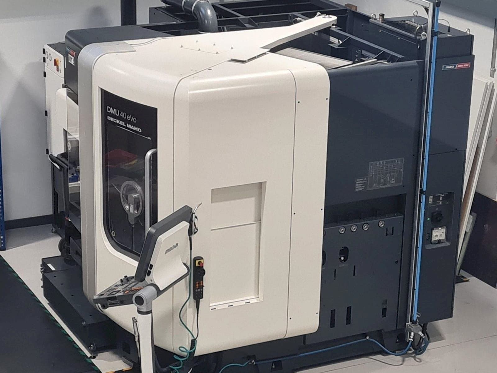 Vista frontal de la máquina DMG MORI DMU40 eVo