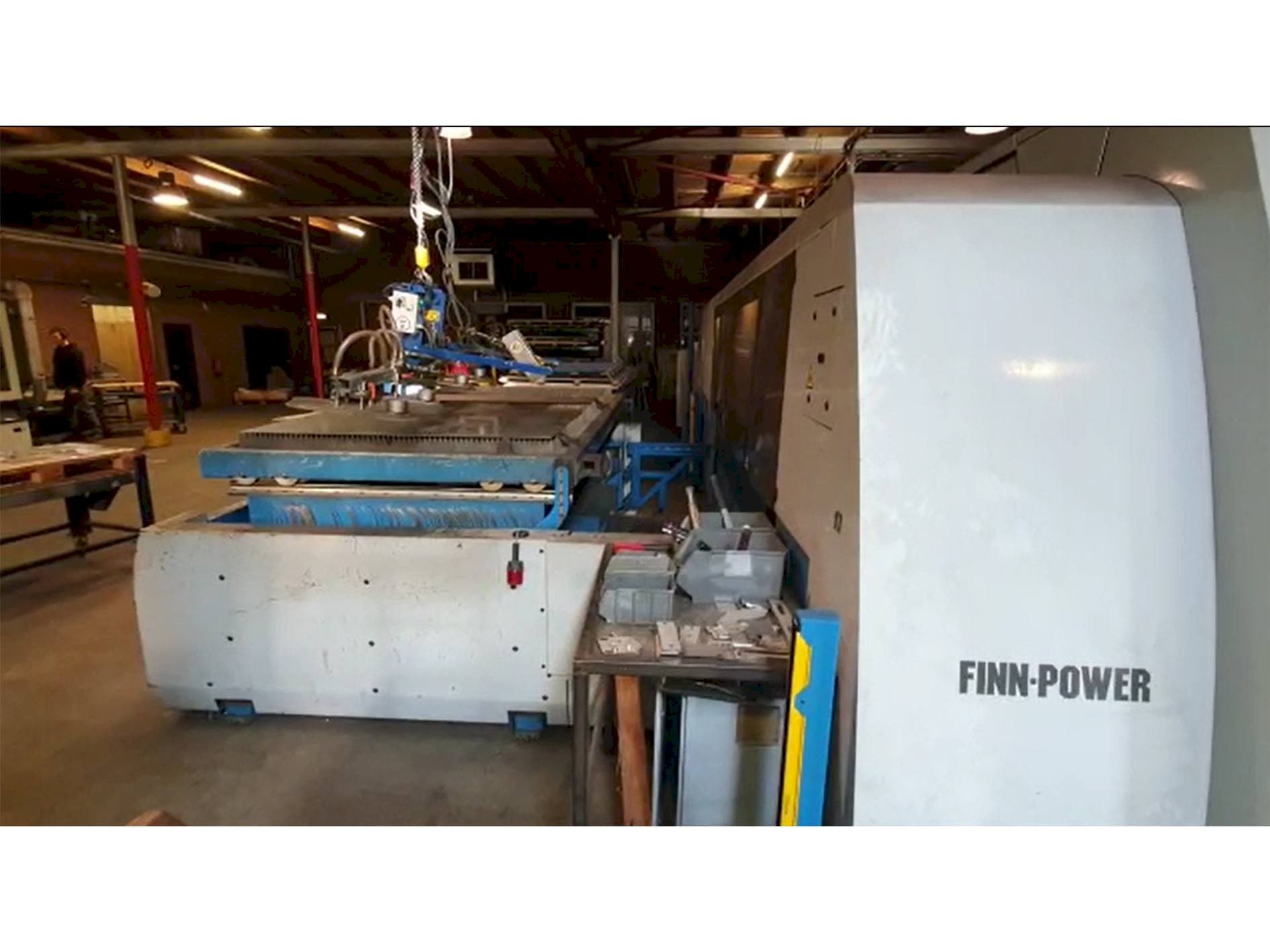 Vista frontal de la máquina Finn-Power L6 4kW CO2