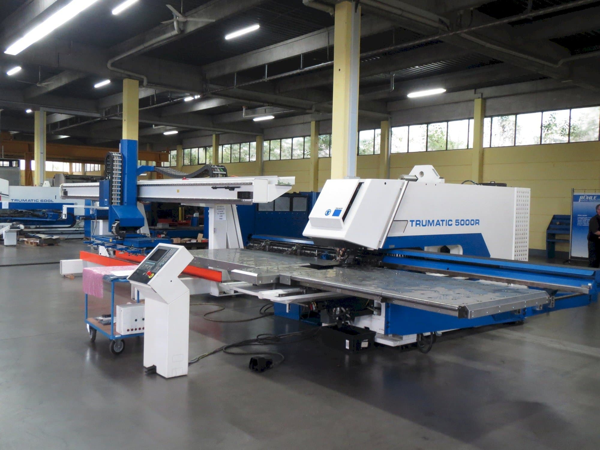 Vista frontal de la máquina Trumpf Trumatic 5000 R