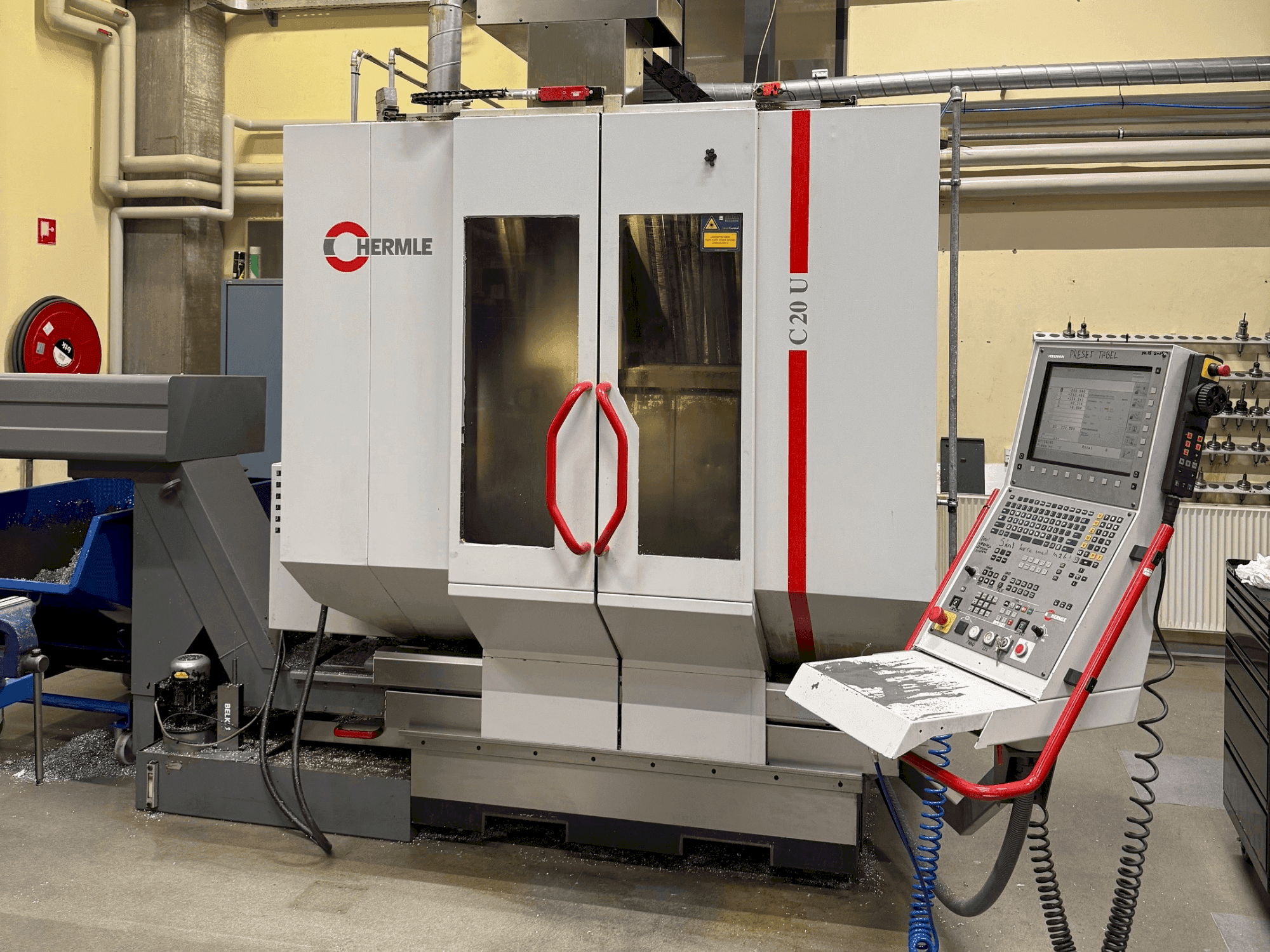 Vista frontal de la máquina HERMLE C 20 U