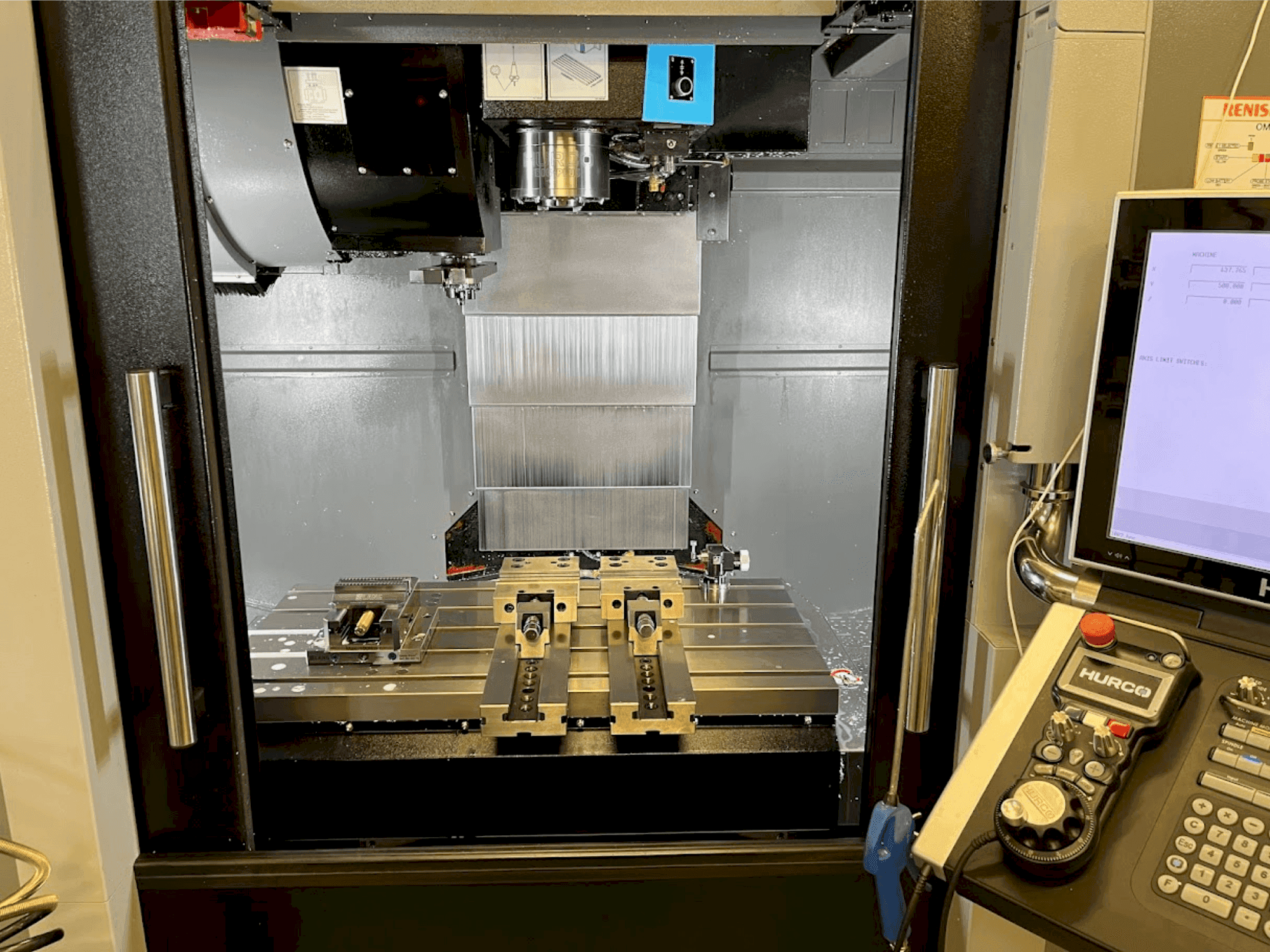 Vista frontal de la máquina Hurco VMX30i