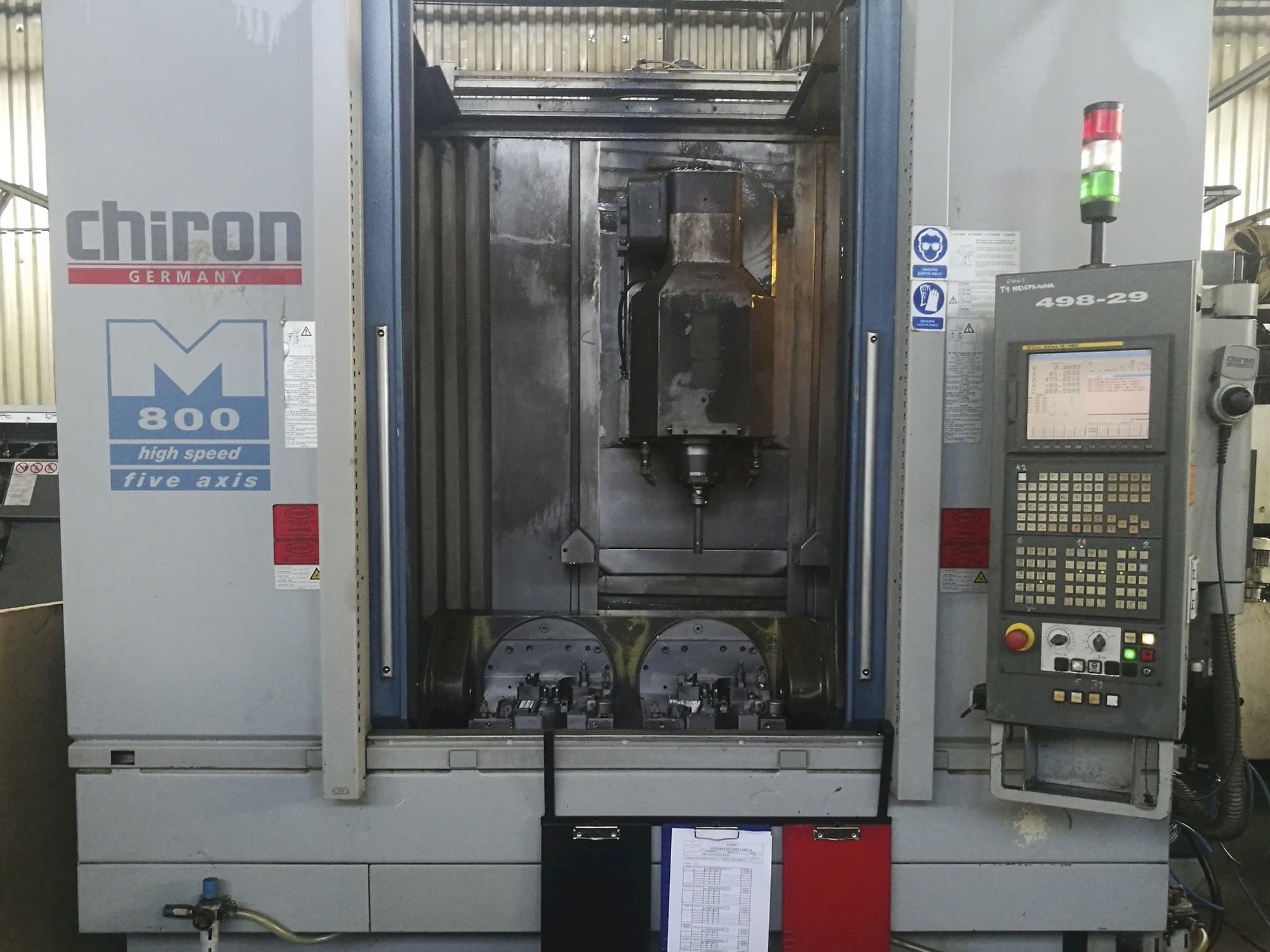 Vista frontal de la máquina CHIRON MILL 800