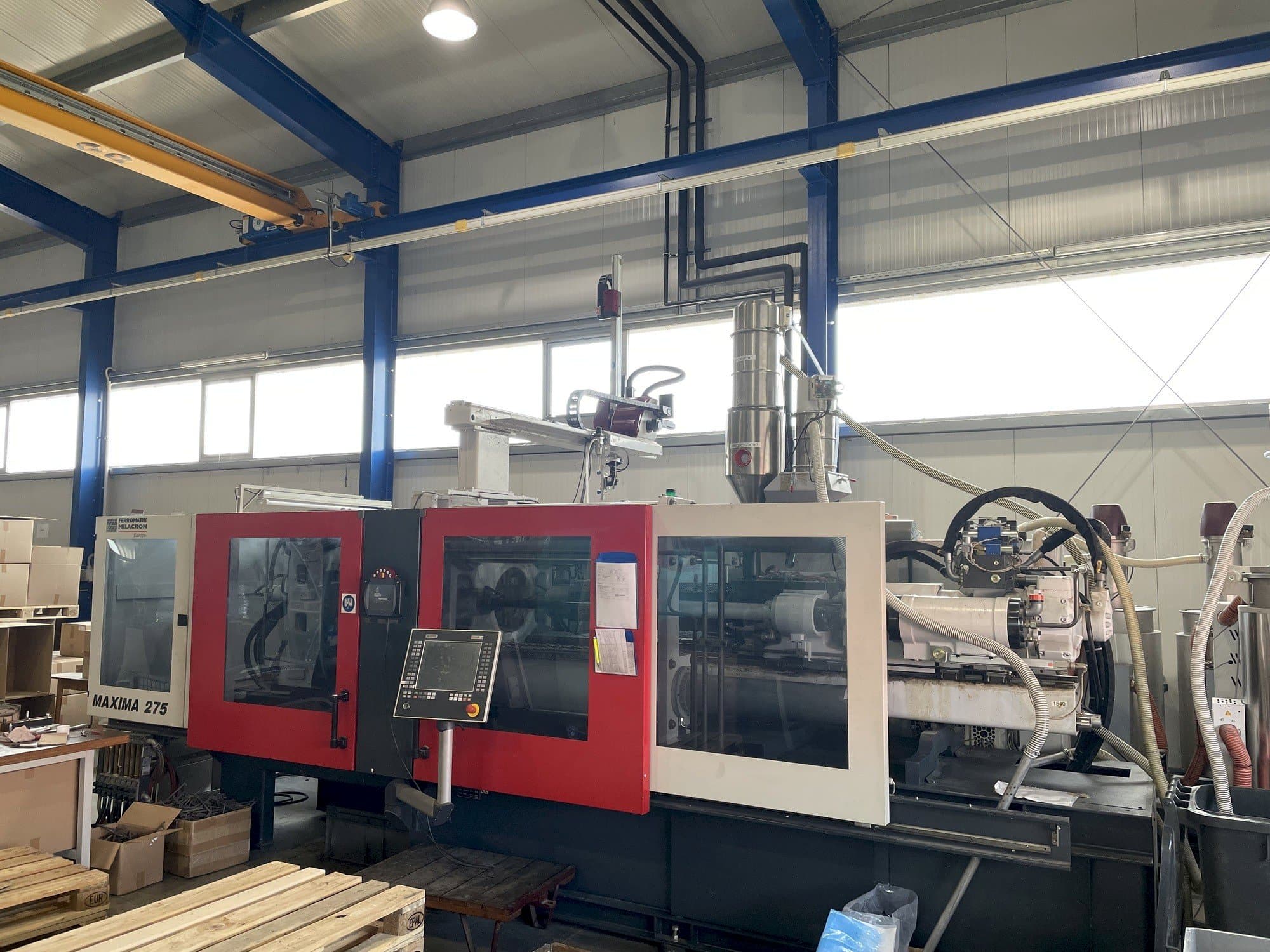 Vista frontal de la máquina FERROMATIK MILACRON Maxima 275