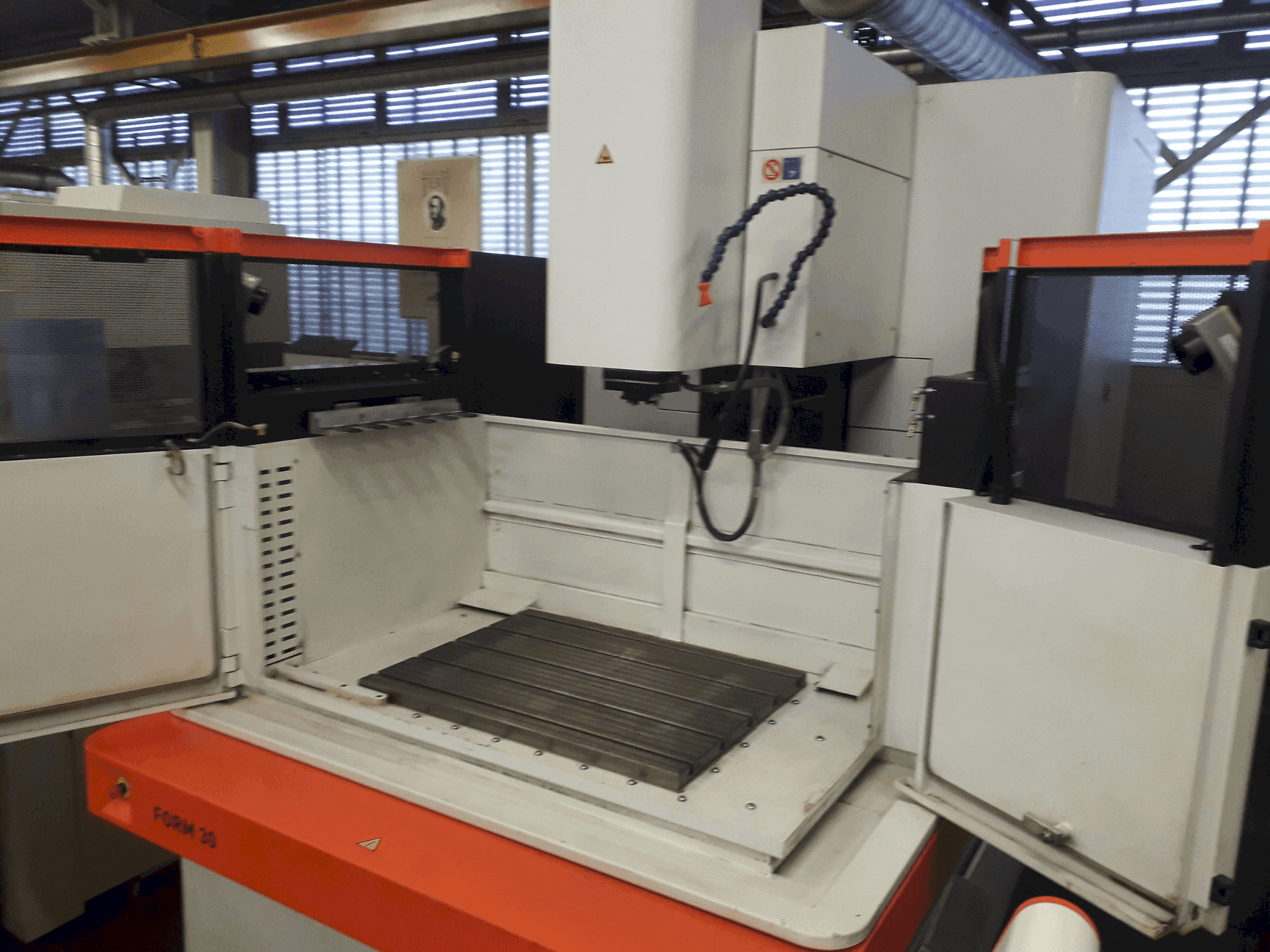 Vista frontal de la máquina AgieCharmilles FORM 30