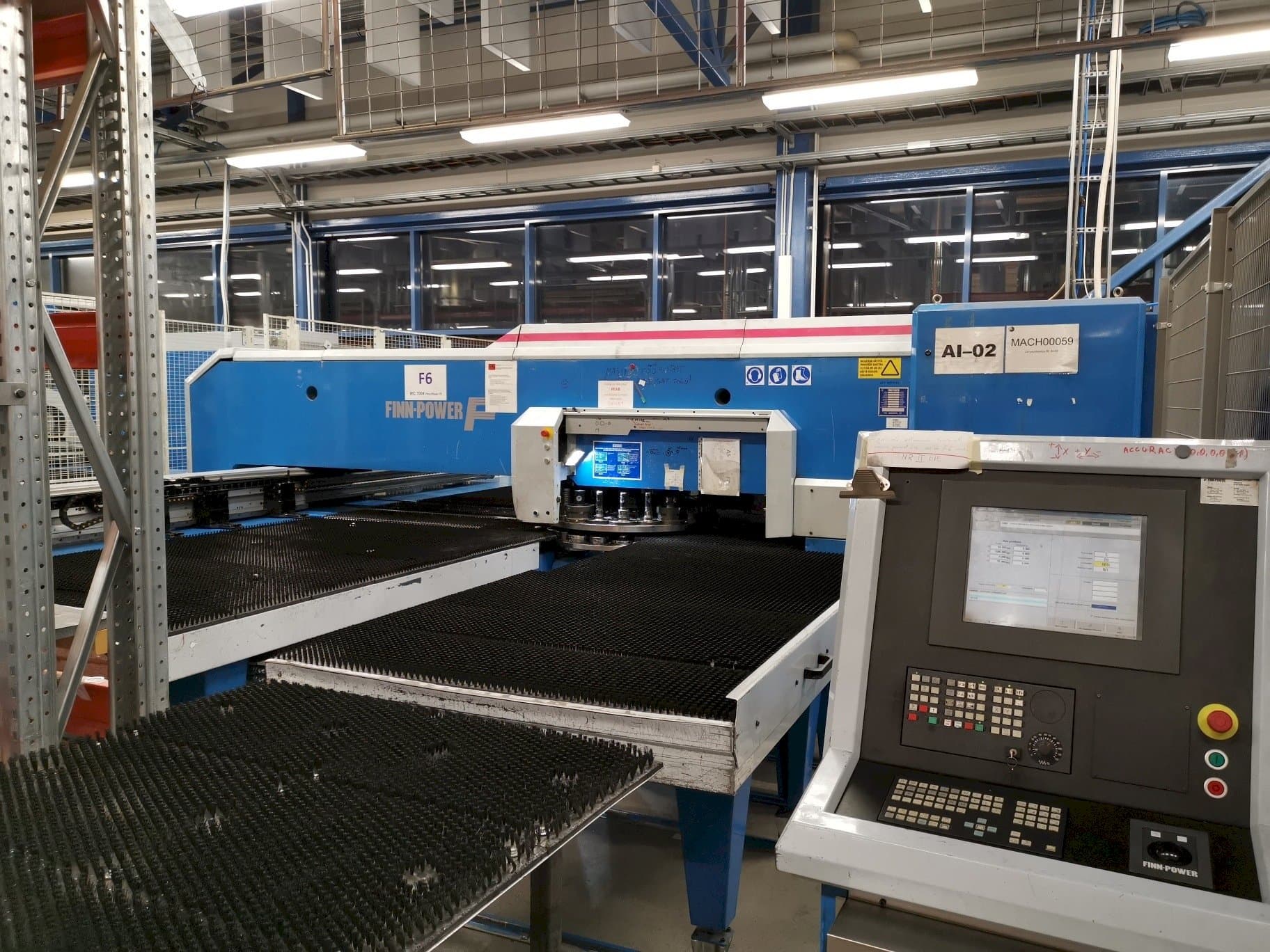 Vista frontal de la máquina Finn-Power F6SU