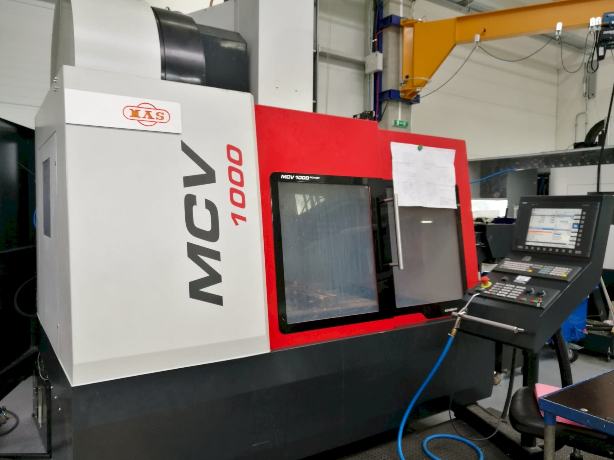 Vista frontal de la máquina KOVOSVIT MAS MCV 1000 Power