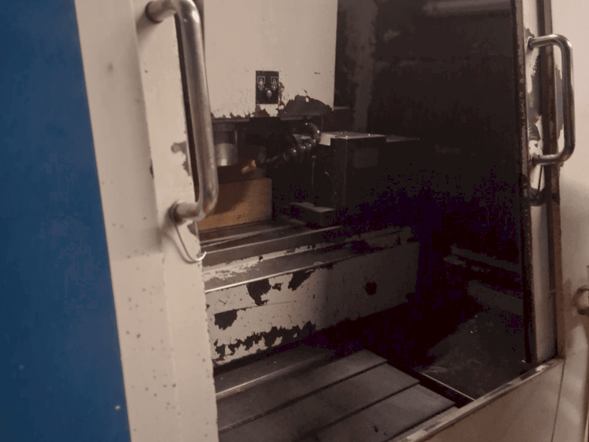 Vista frontal de la máquina Hurco BMC 30HT/M